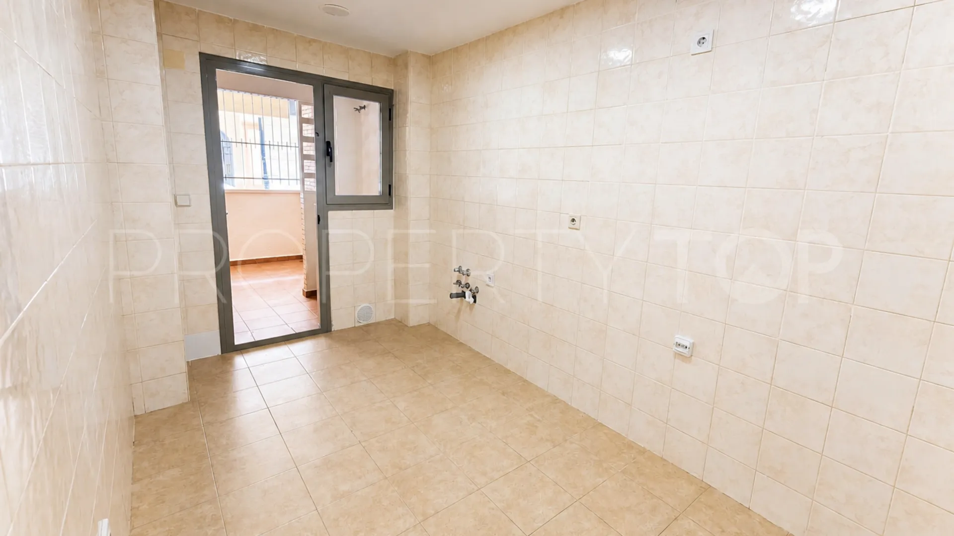 Apartamento planta baja a la venta con 2 dormitorios en San Pedro de Alcantara