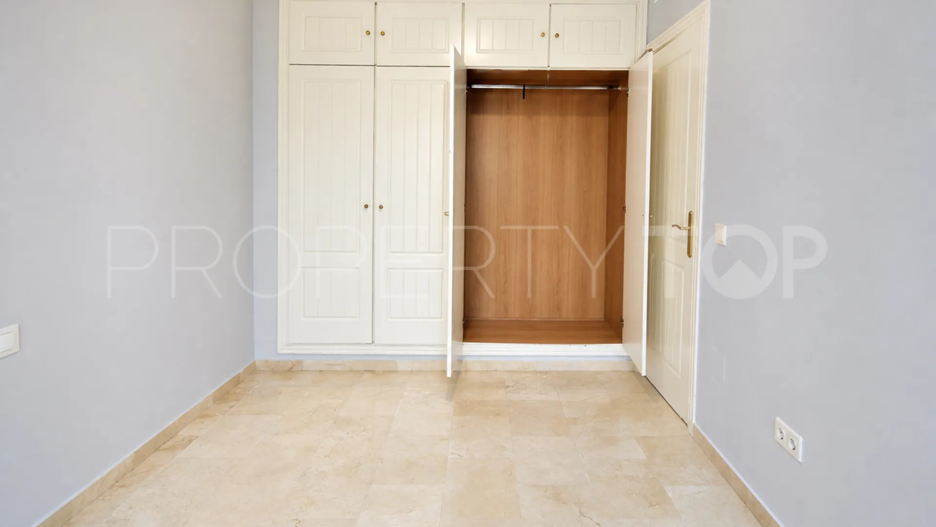 Apartamento planta baja a la venta con 2 dormitorios en San Pedro de Alcantara