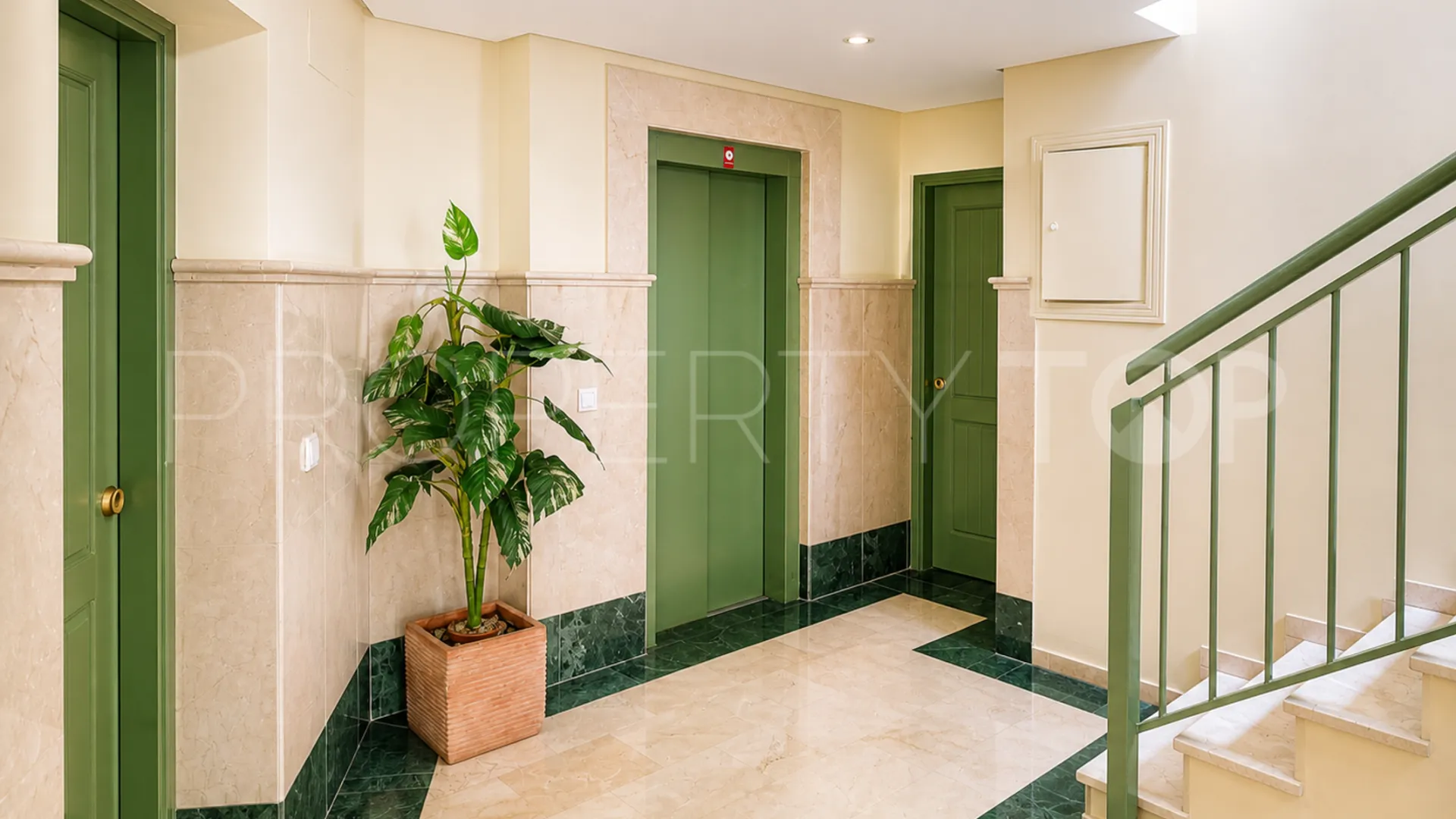 Apartamento planta baja a la venta con 2 dormitorios en San Pedro de Alcantara