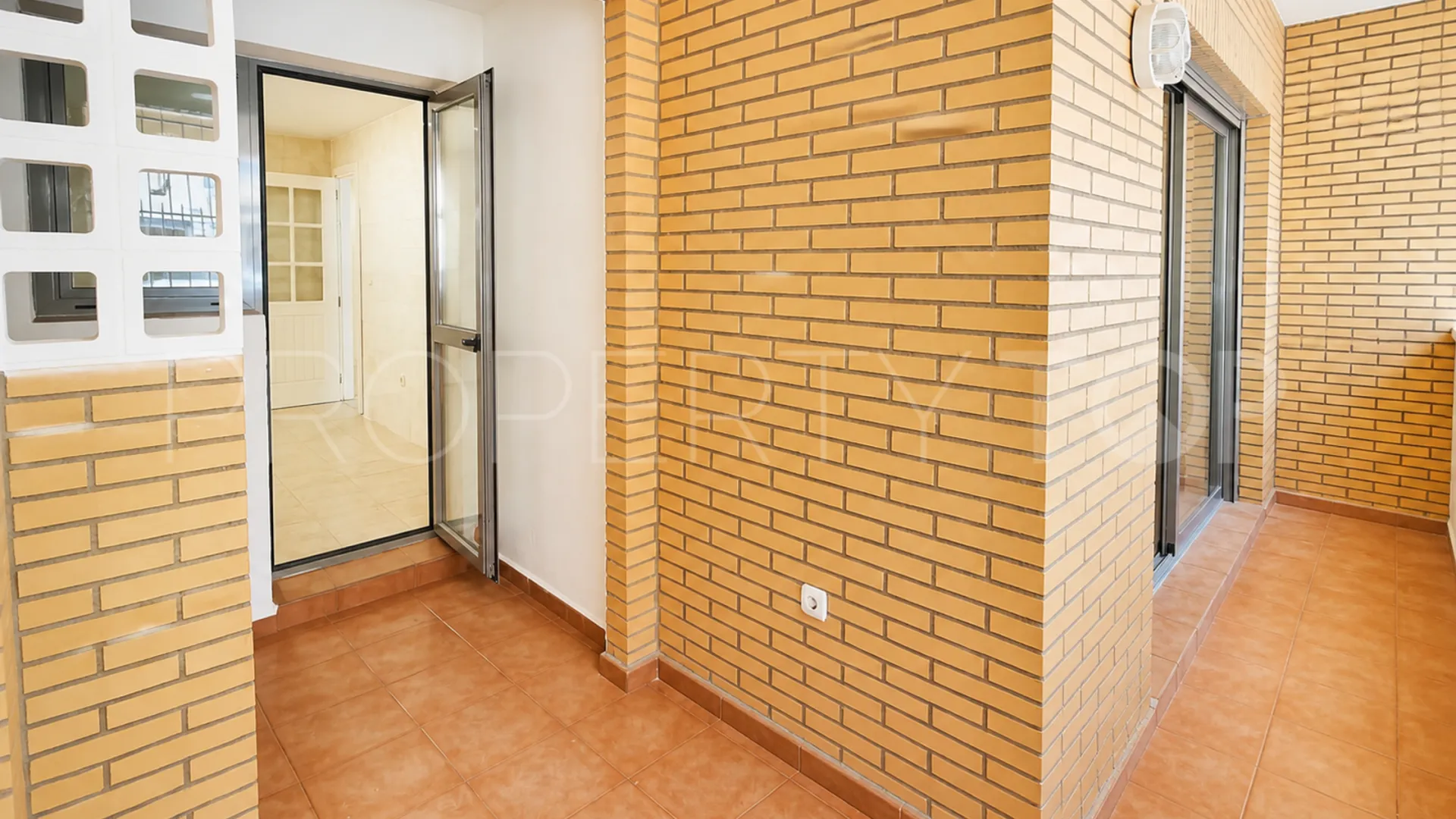 Apartamento planta baja a la venta con 2 dormitorios en San Pedro de Alcantara