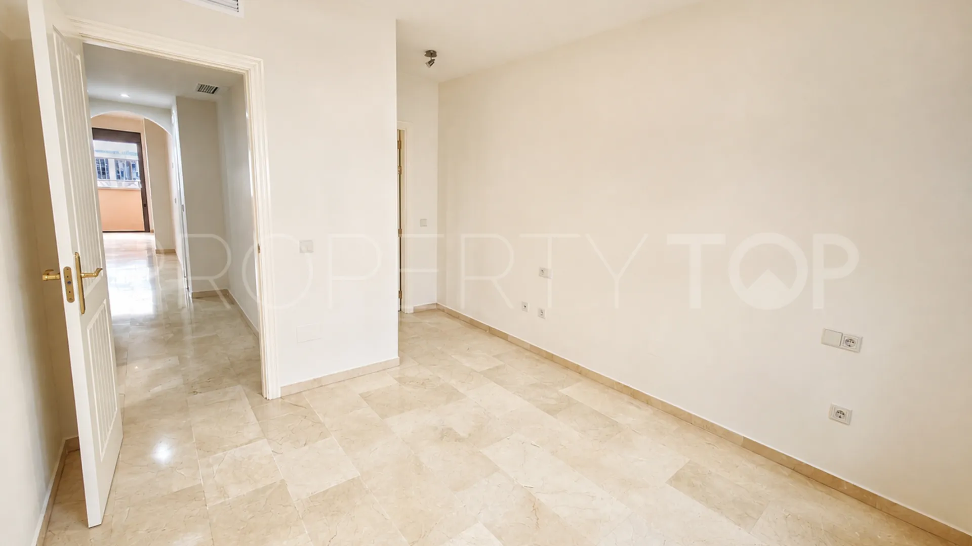 Apartamento planta baja a la venta con 2 dormitorios en San Pedro de Alcantara