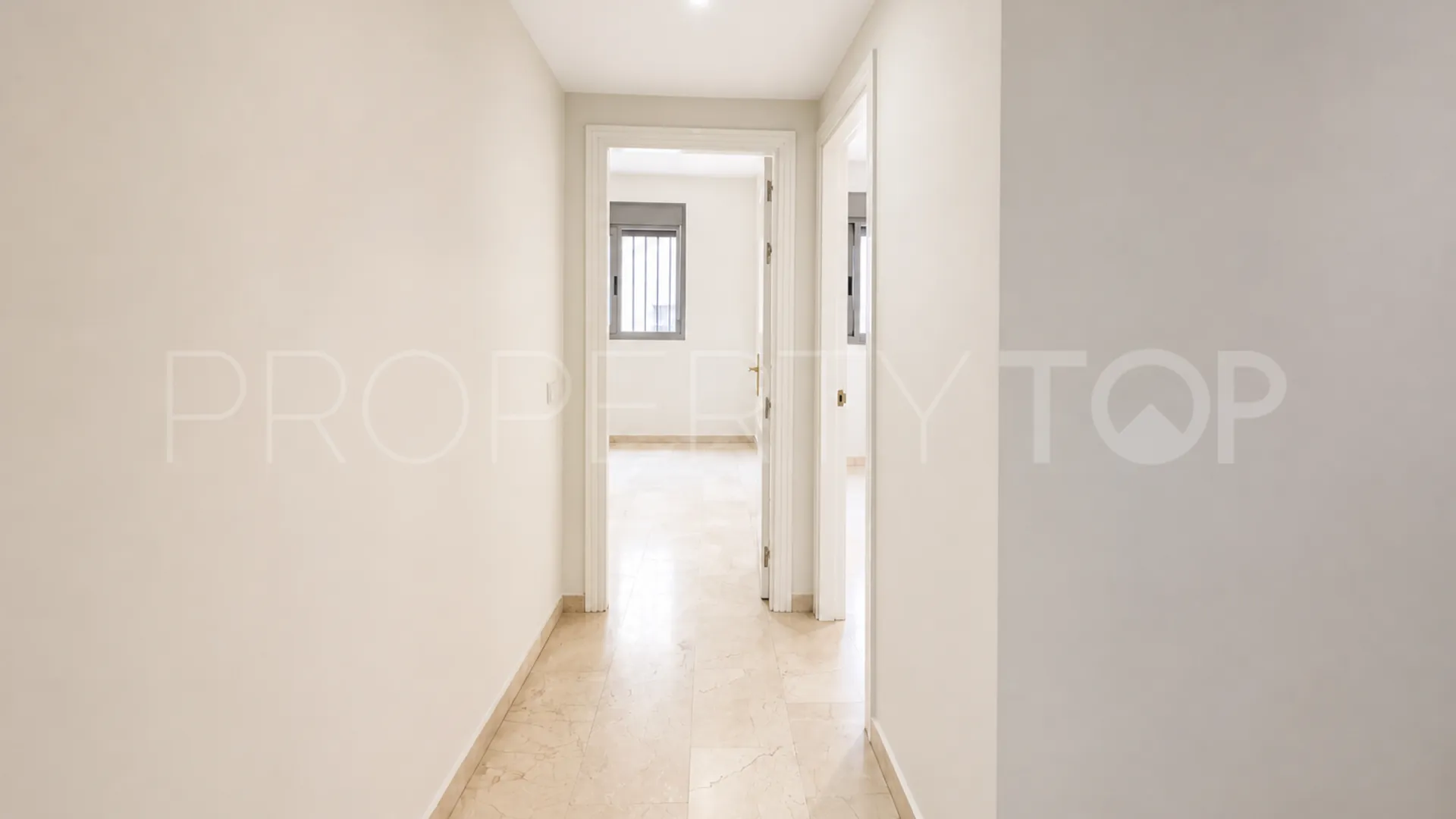 Apartamento planta baja a la venta con 2 dormitorios en San Pedro de Alcantara