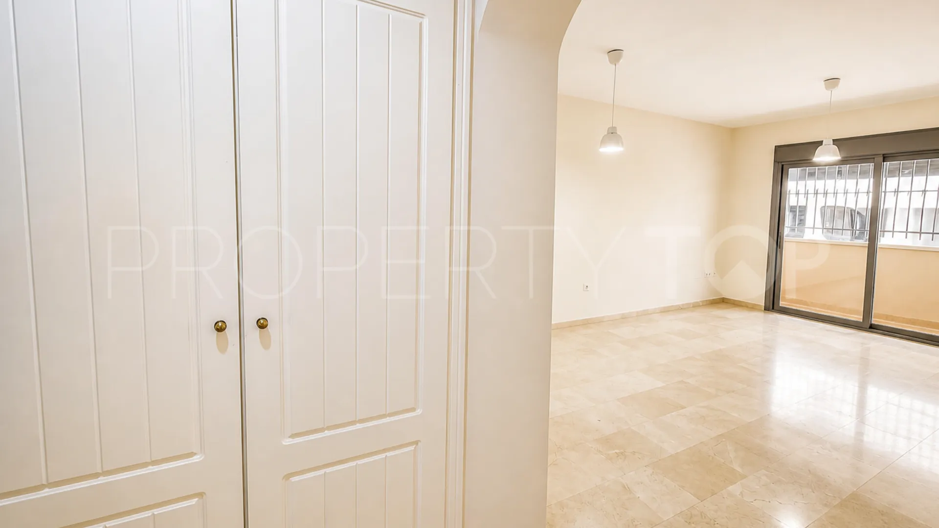 Apartamento planta baja a la venta con 2 dormitorios en San Pedro de Alcantara