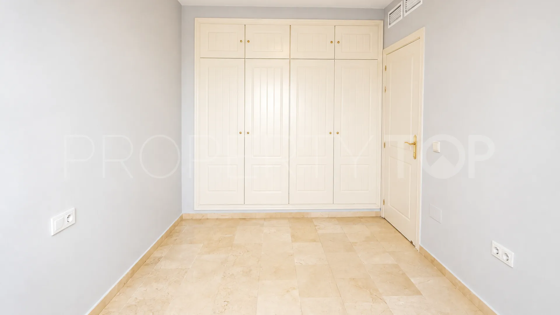 Apartamento planta baja a la venta con 2 dormitorios en San Pedro de Alcantara