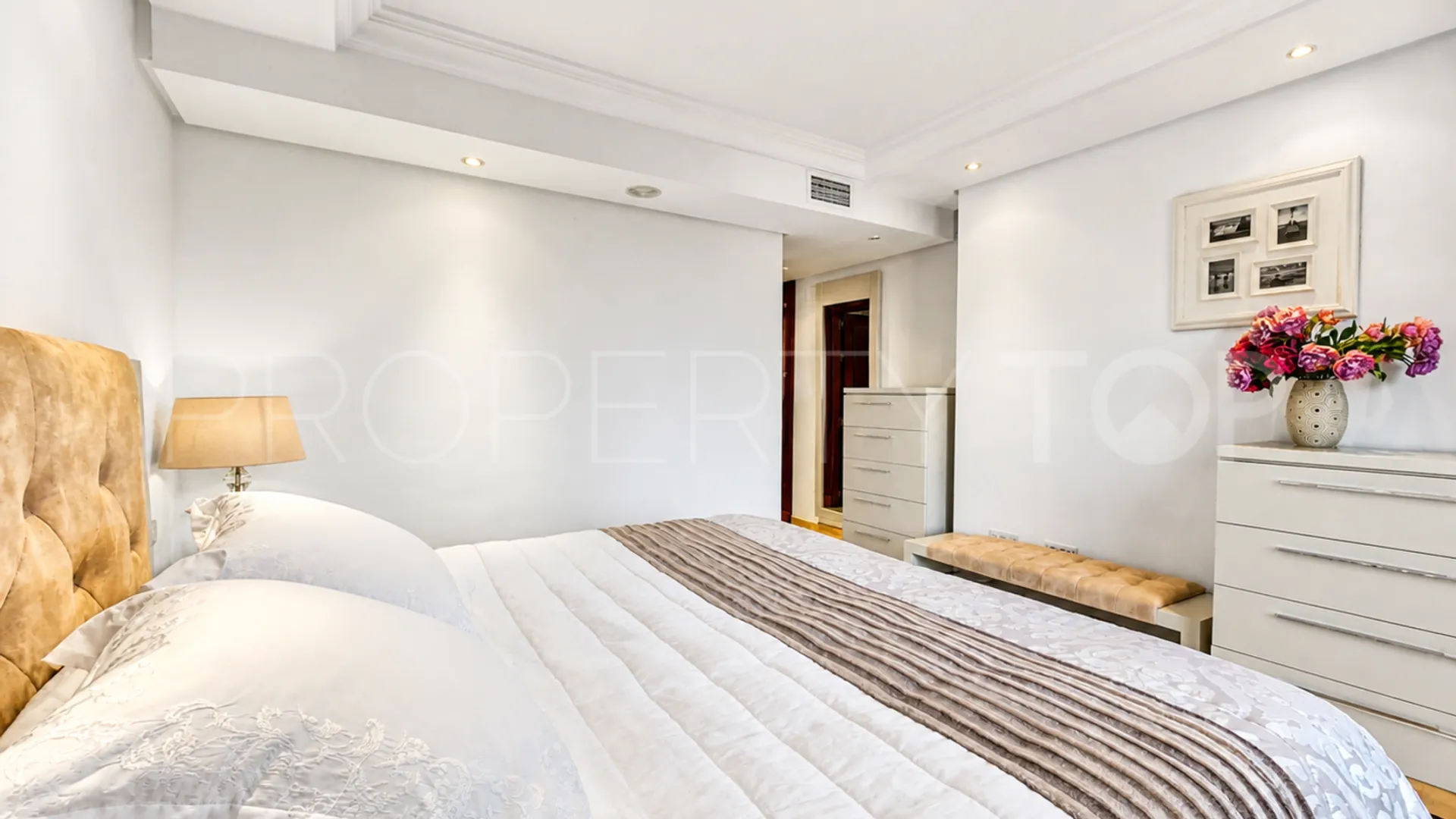 Apartamento en venta de 3 dormitorios en Estepona