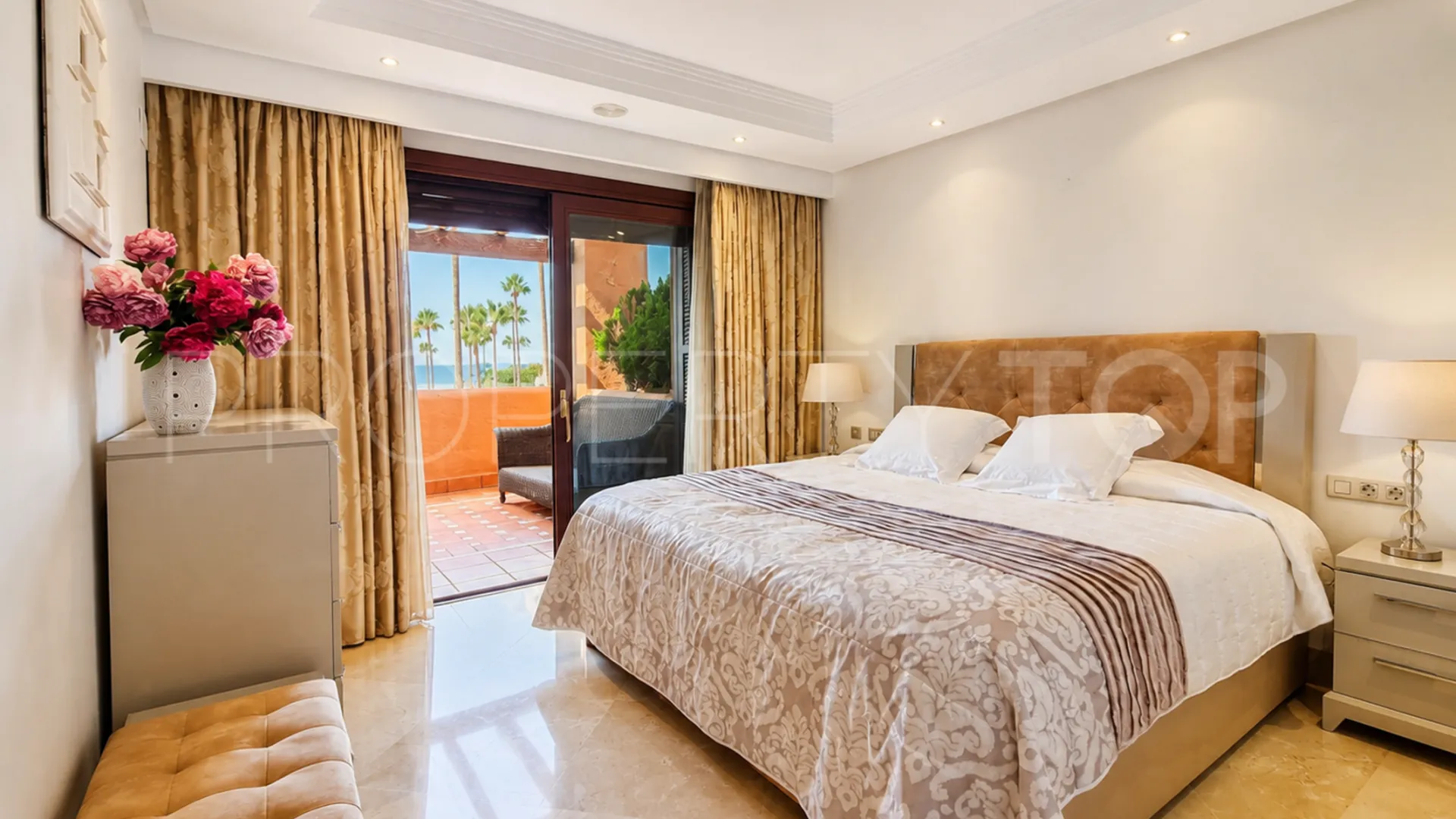 Apartamento en venta de 3 dormitorios en Estepona