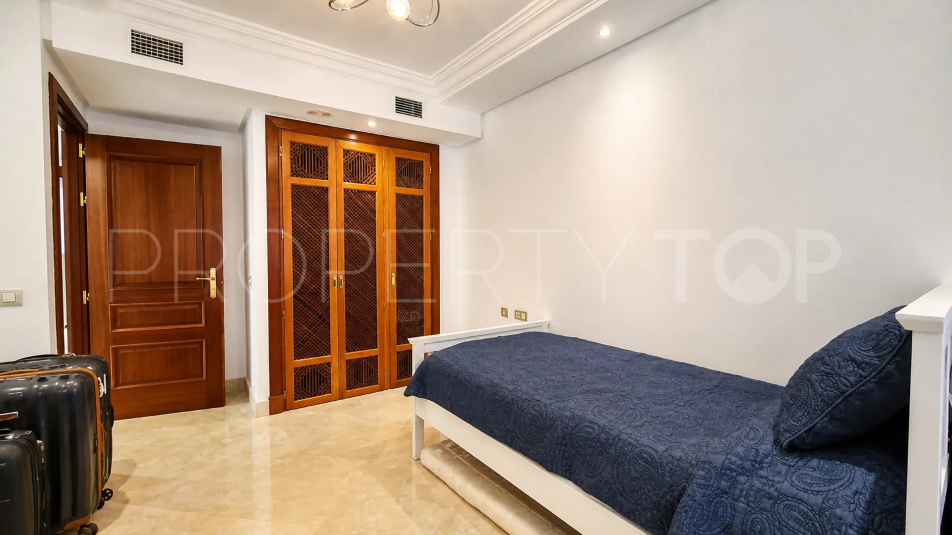 Apartamento en venta de 3 dormitorios en Estepona