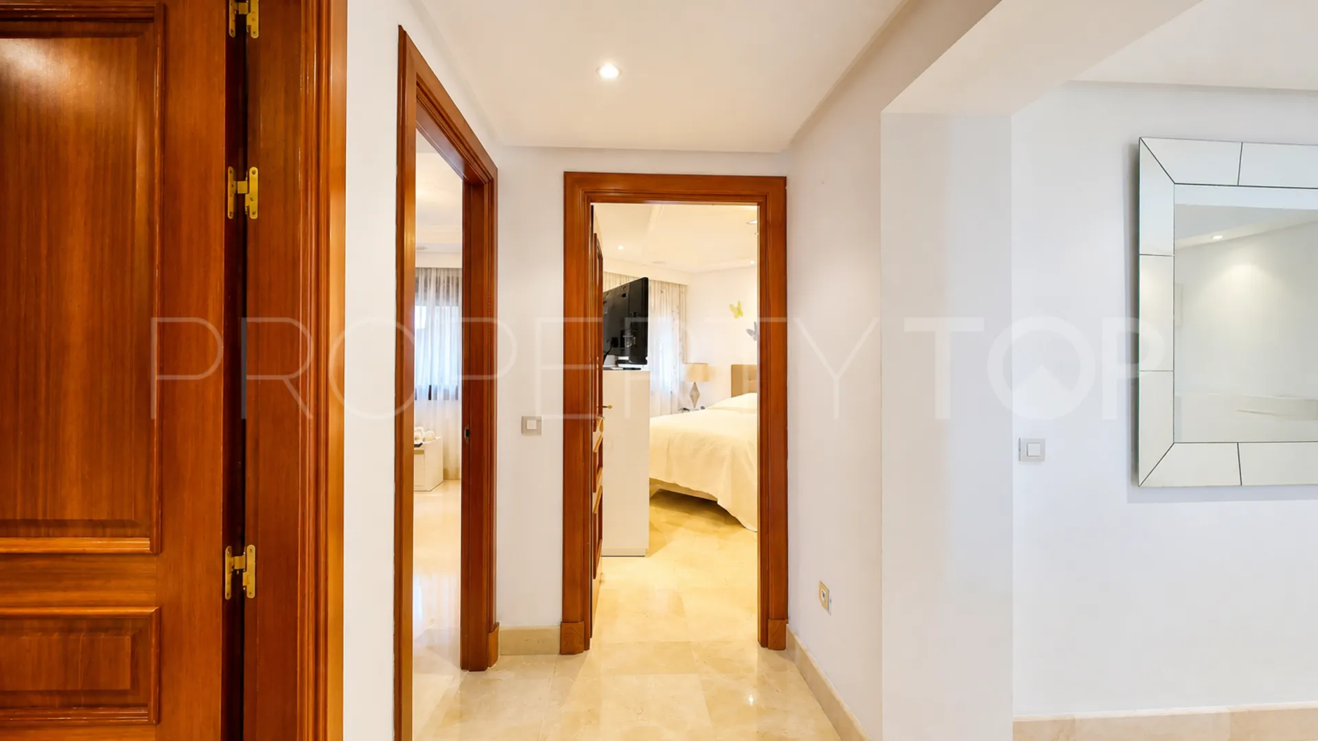 Apartamento en venta de 3 dormitorios en Estepona