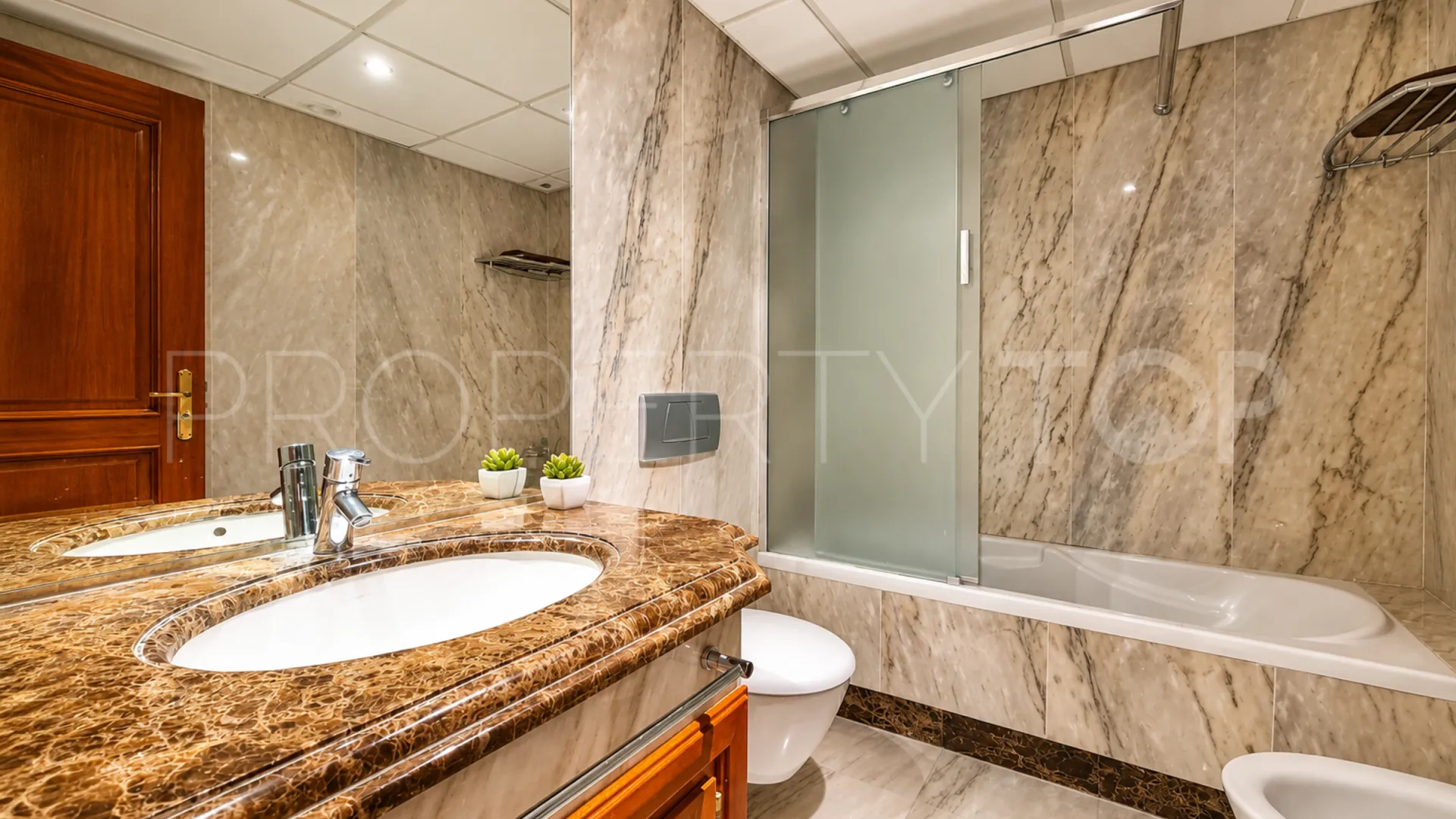 Apartamento en venta de 3 dormitorios en Estepona