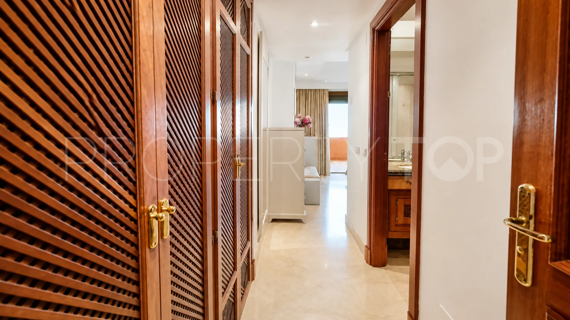 Apartamento en venta de 3 dormitorios en Estepona