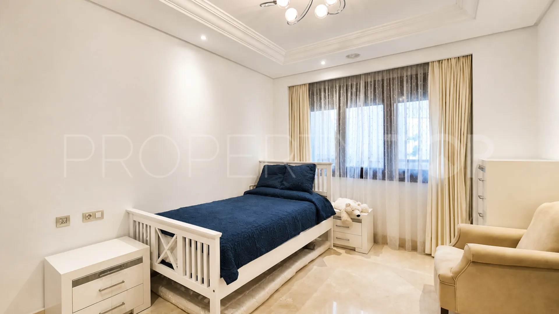 Apartamento en venta de 3 dormitorios en Estepona