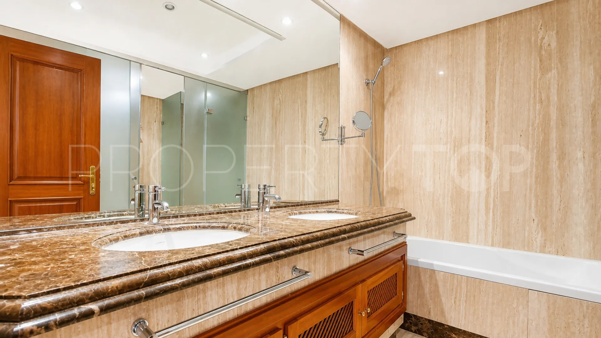 Apartamento en venta de 3 dormitorios en Estepona
