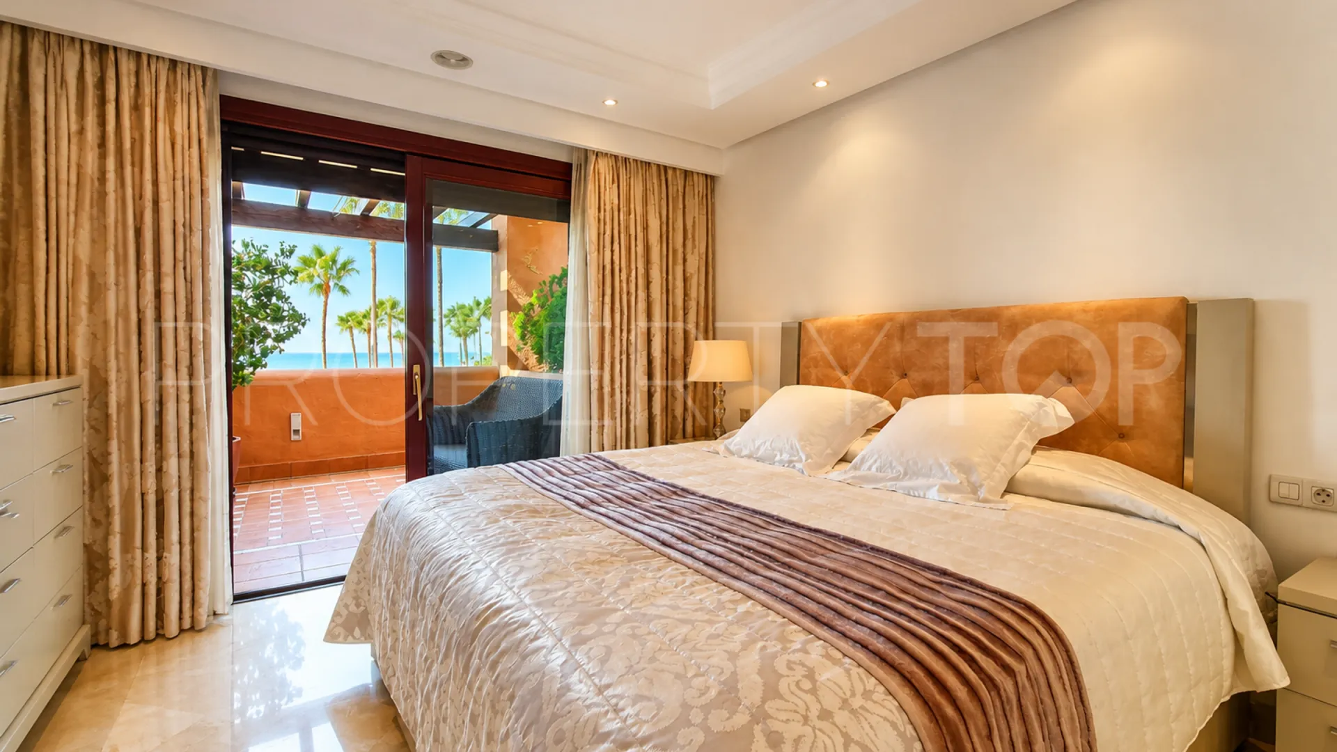 Apartamento en venta de 3 dormitorios en Estepona