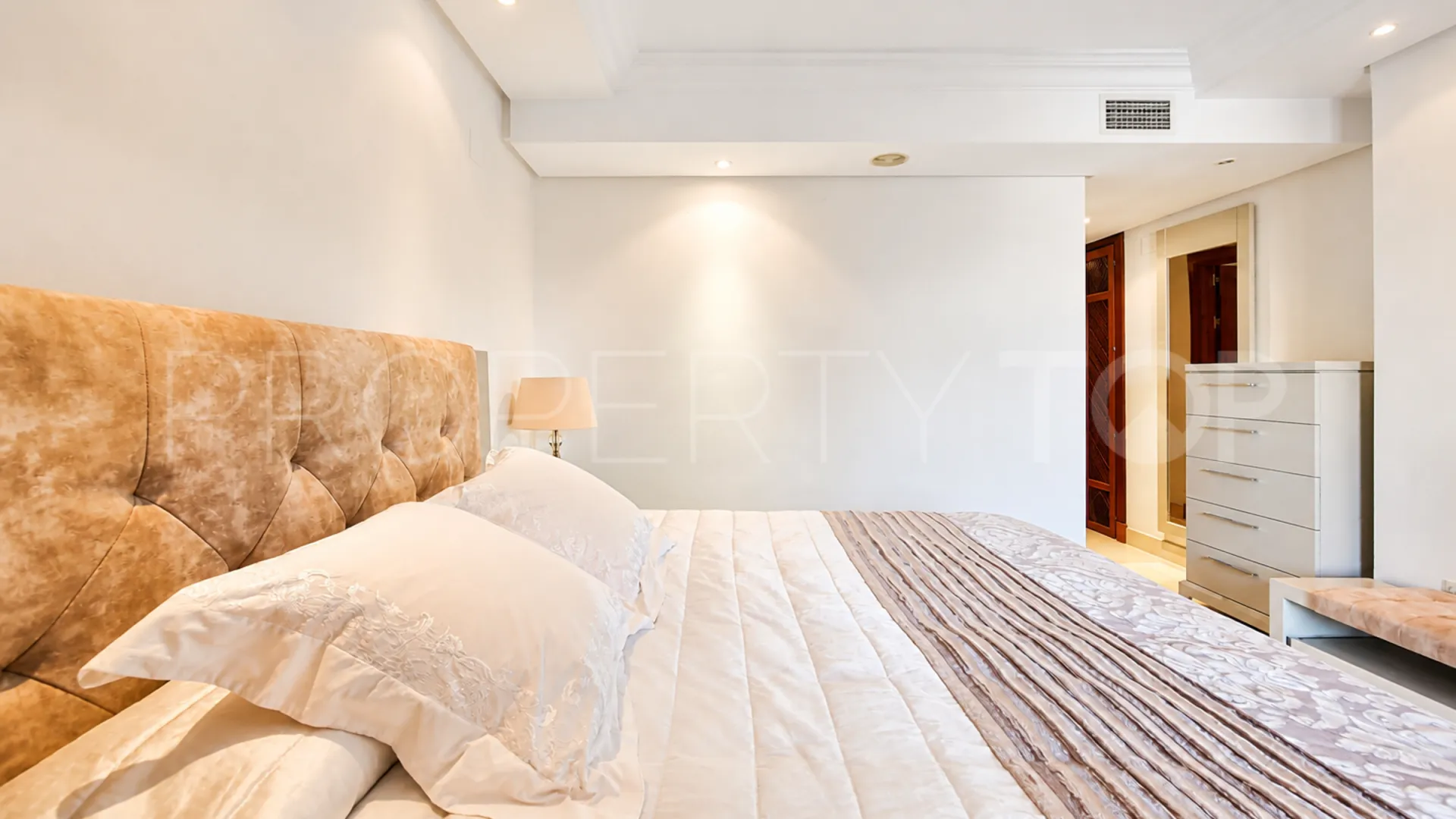 Apartamento en venta de 3 dormitorios en Estepona