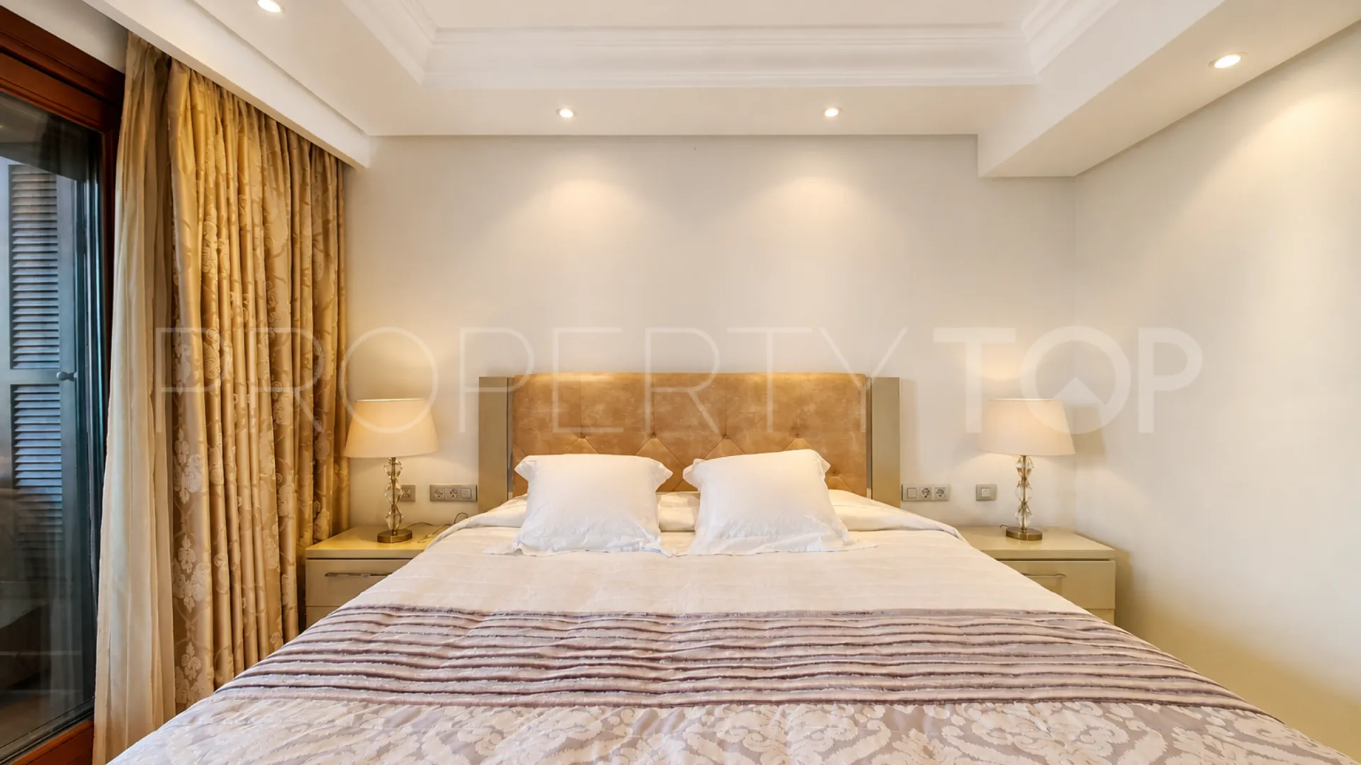 Apartamento en venta de 3 dormitorios en Estepona