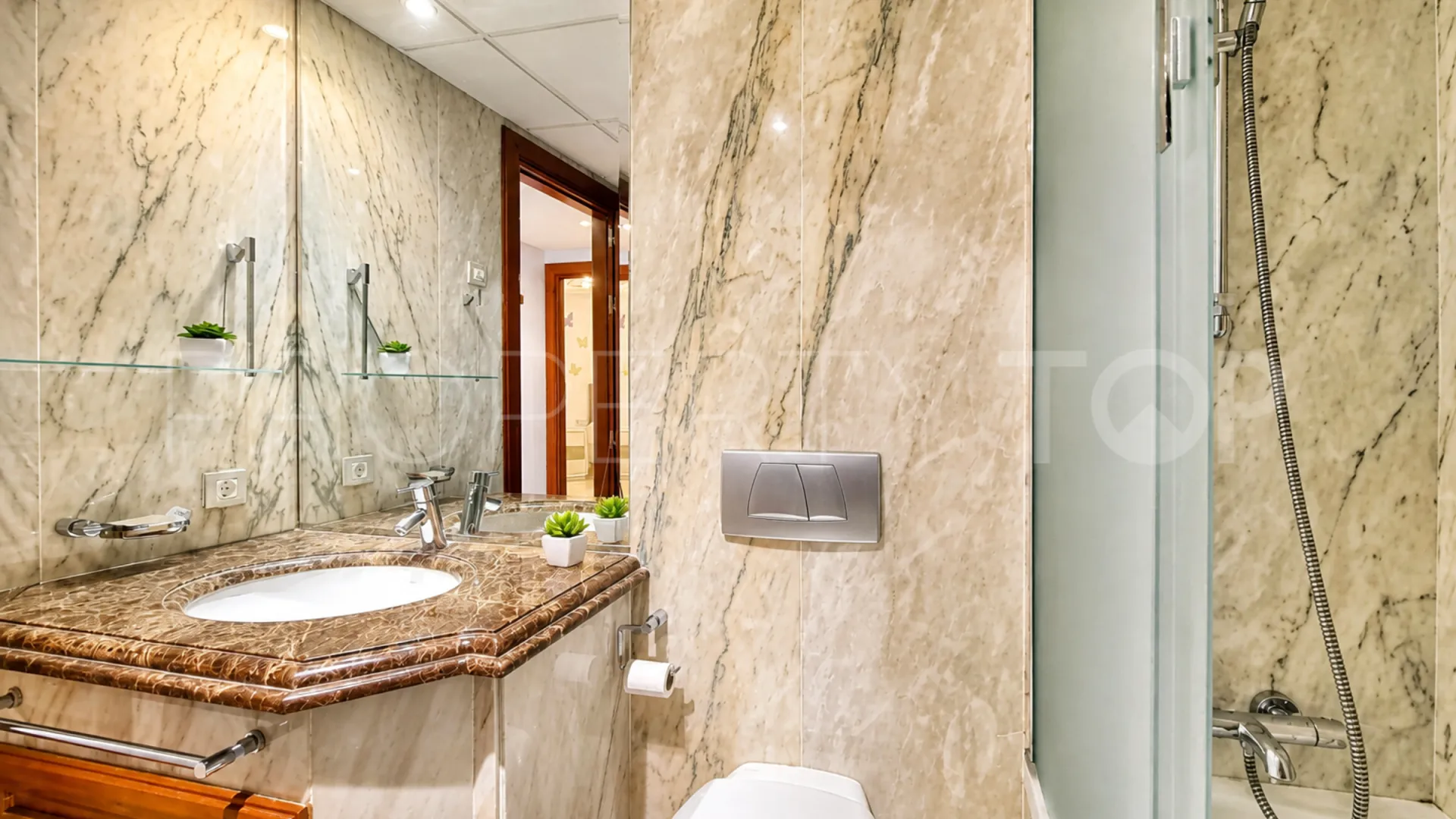 Apartamento en venta de 3 dormitorios en Estepona