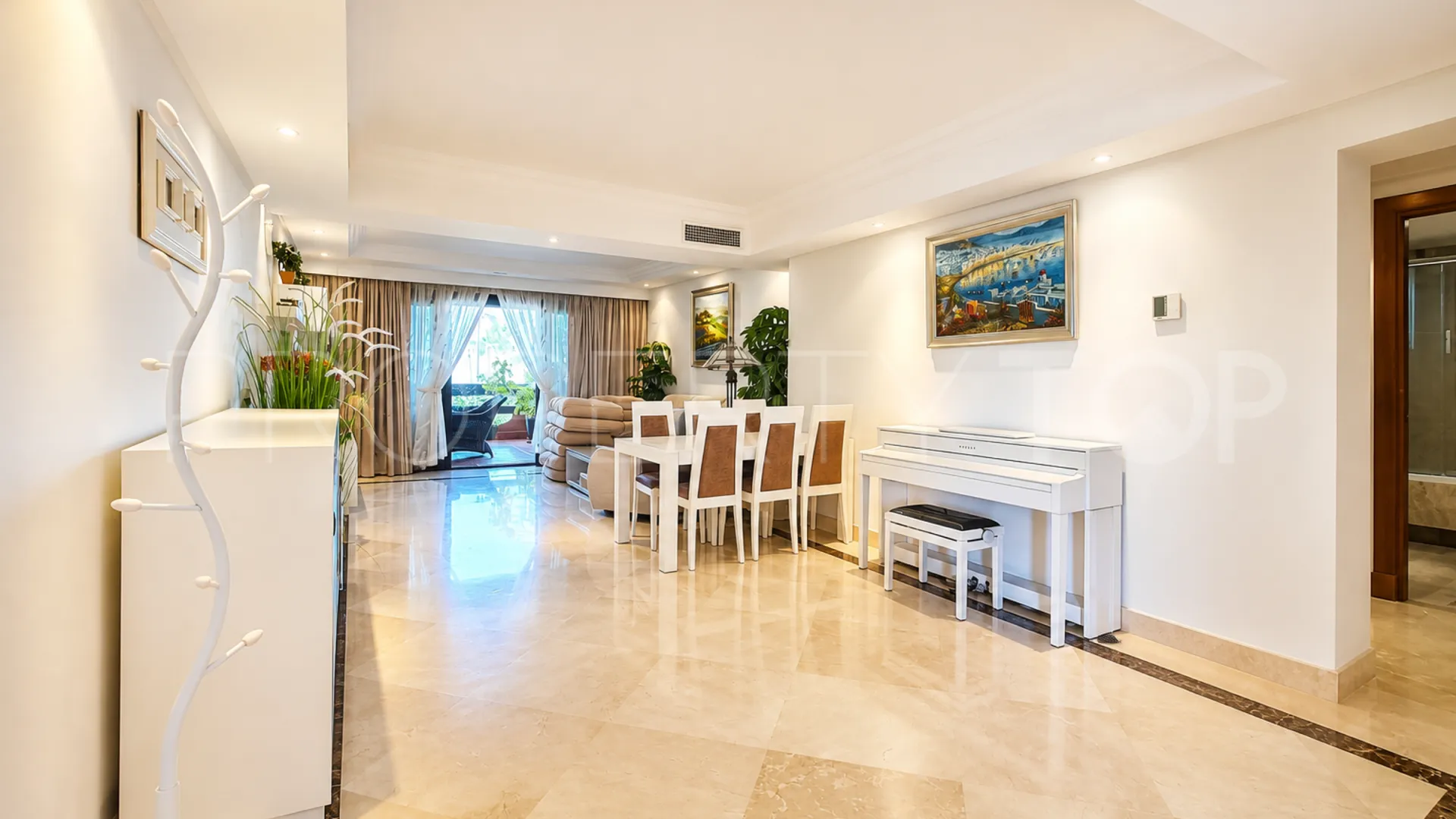 Apartamento en venta de 3 dormitorios en Estepona