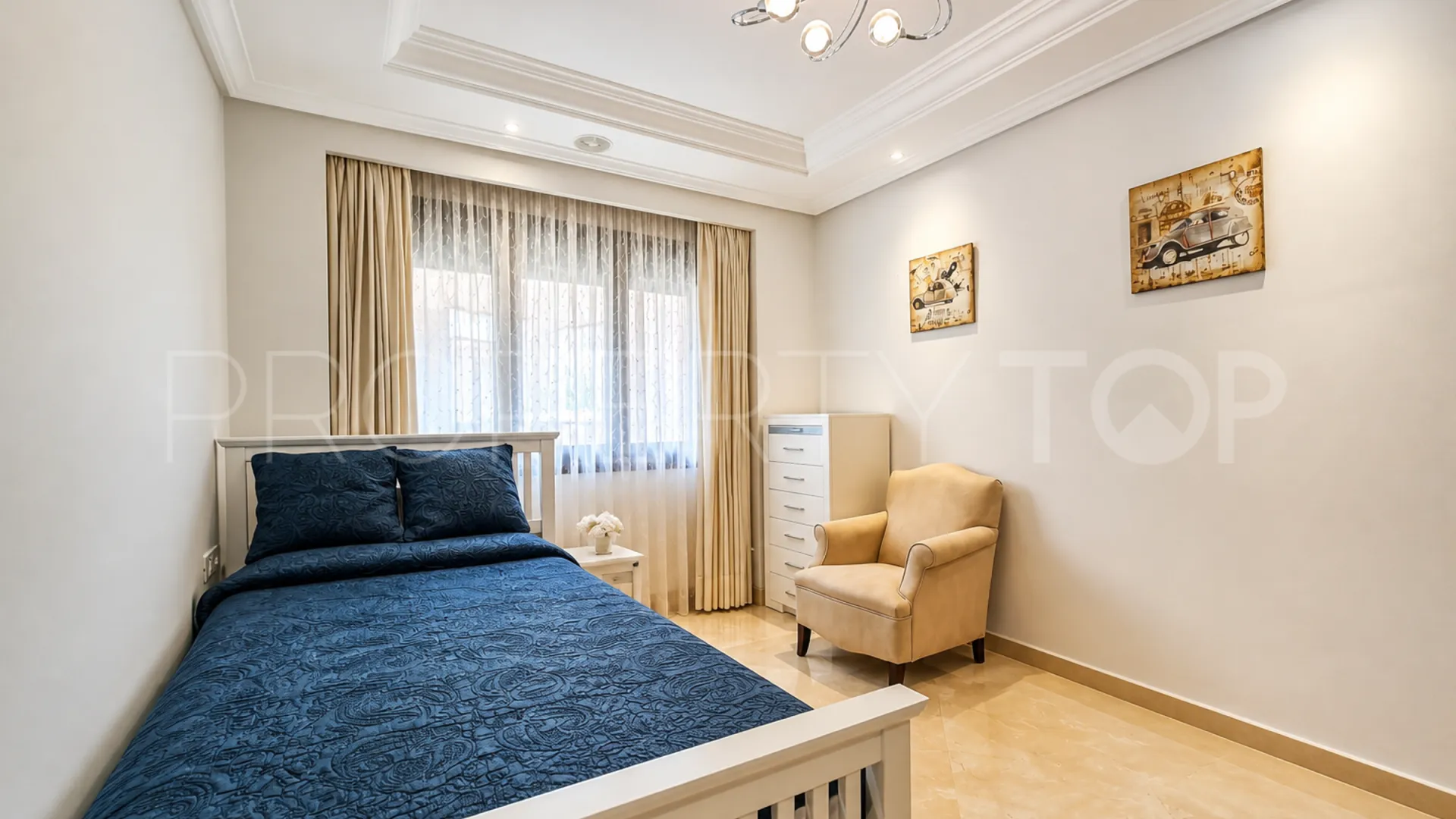 Apartamento en venta de 3 dormitorios en Estepona