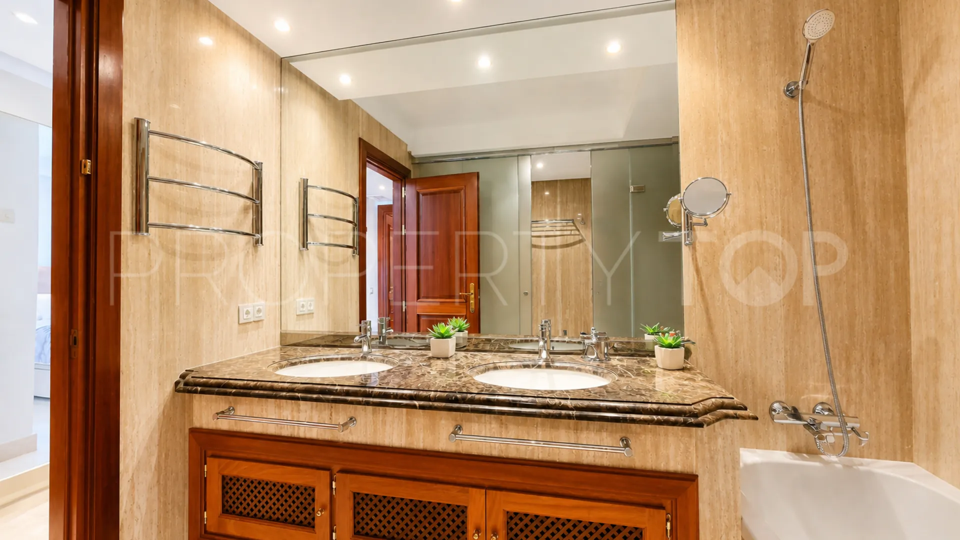 Apartamento en venta de 3 dormitorios en Estepona