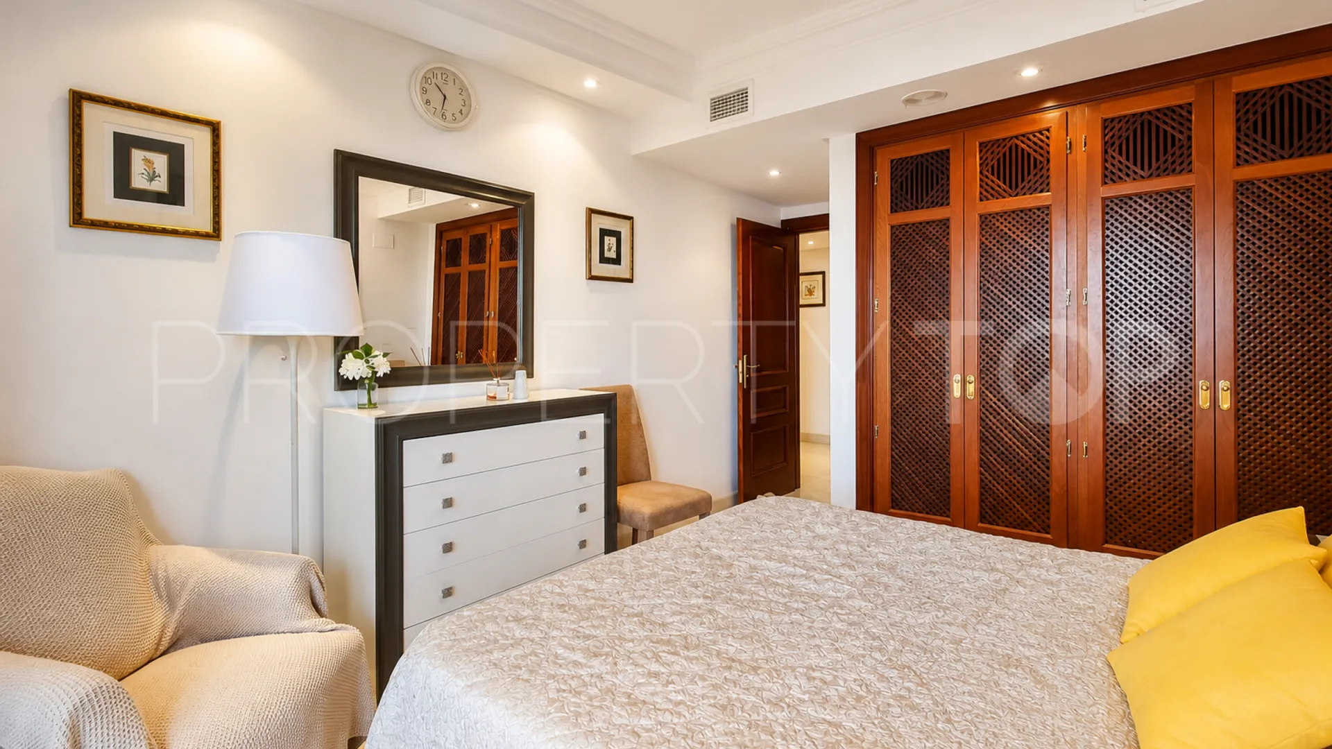 Comprar apartamento en Estepona con 3 dormitorios