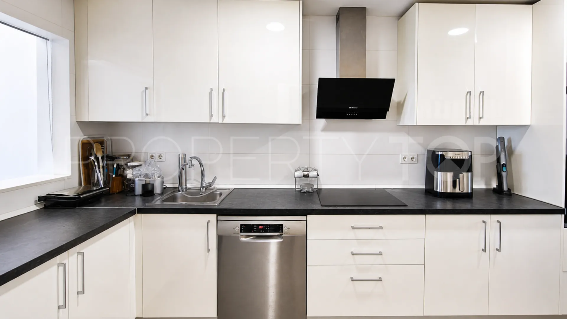Ground floor apartment with 3 bedrooms for sale in La Duquesa