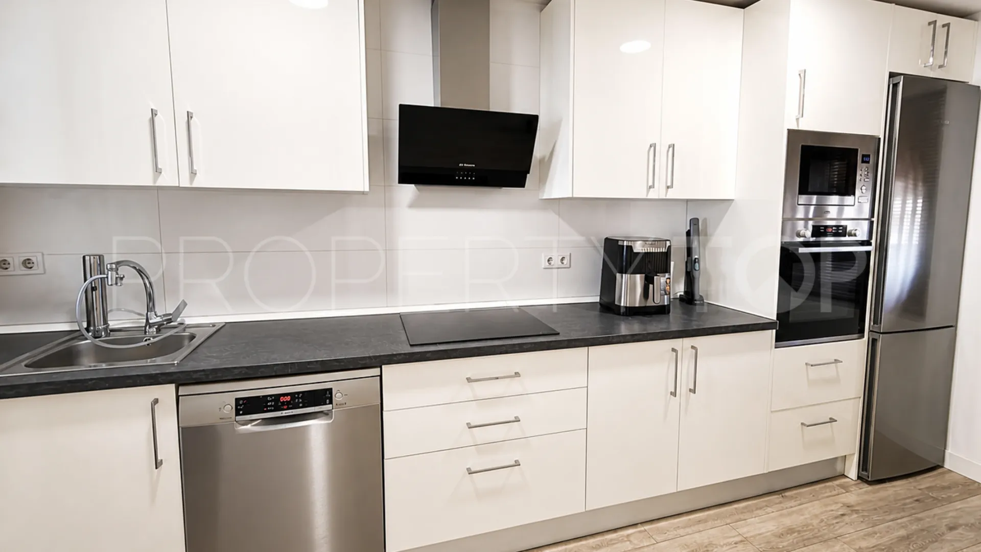 Ground floor apartment with 3 bedrooms for sale in La Duquesa