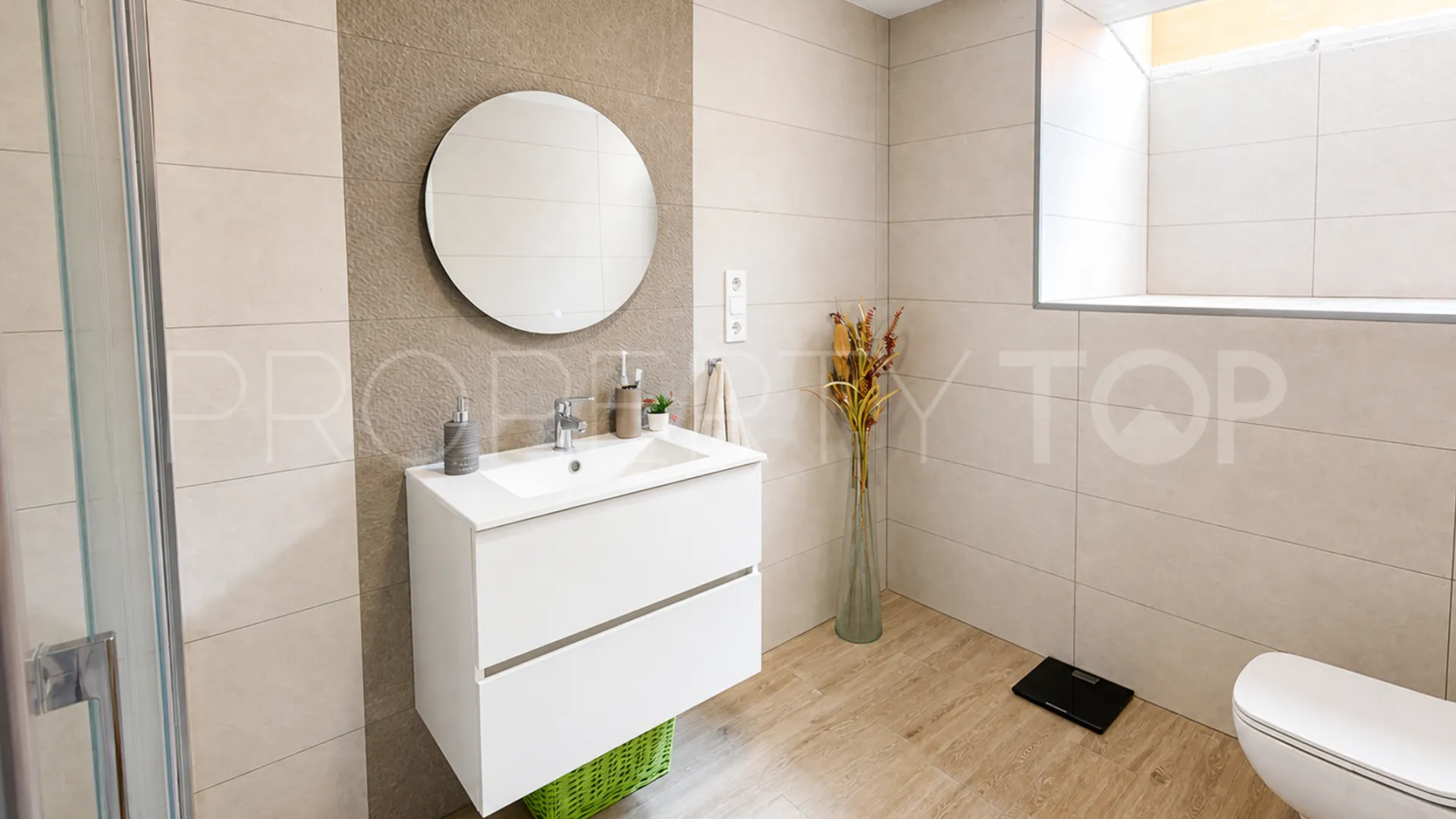 Ground floor apartment with 3 bedrooms for sale in La Duquesa