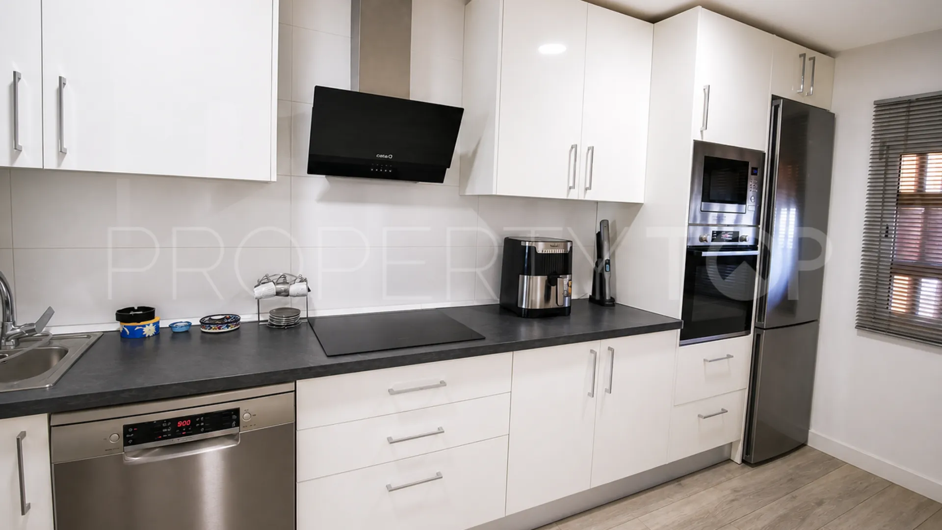 Ground floor apartment with 3 bedrooms for sale in La Duquesa