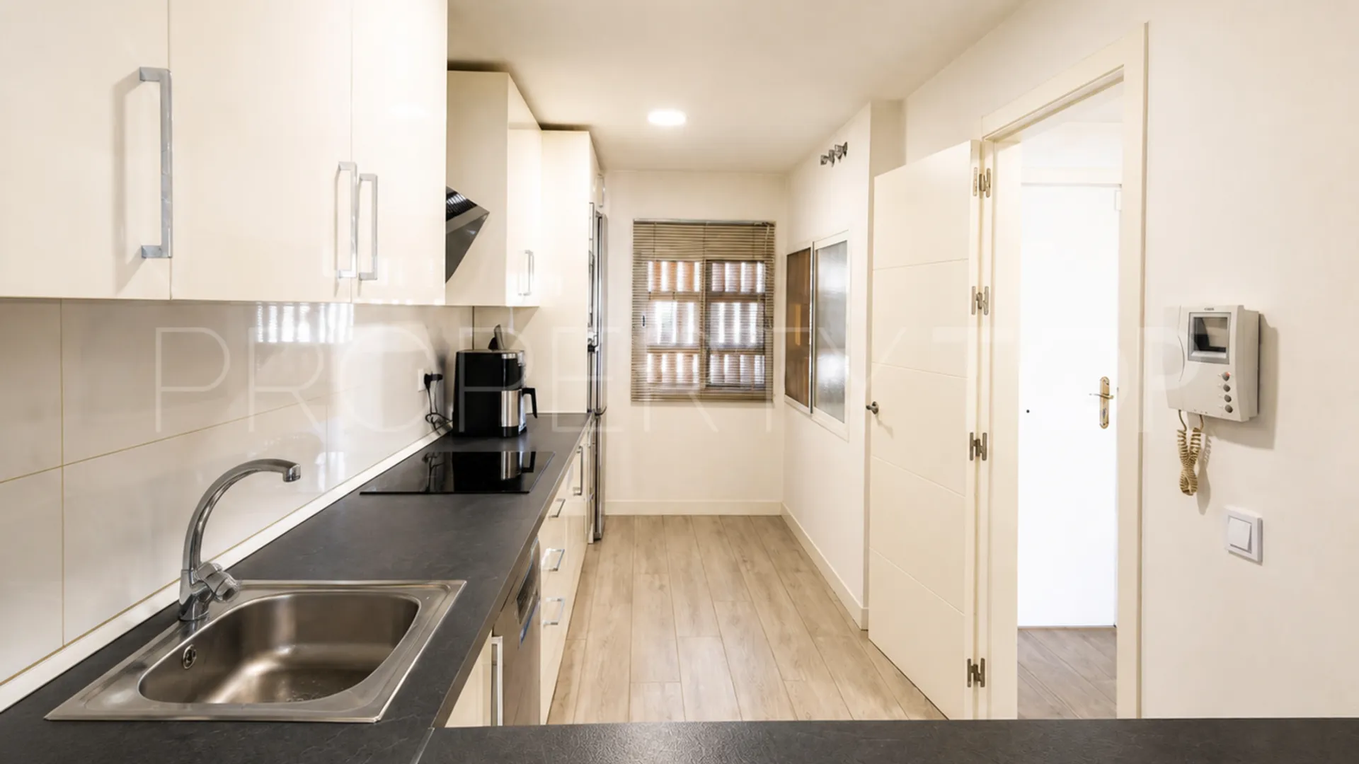 Ground floor apartment with 3 bedrooms for sale in La Duquesa