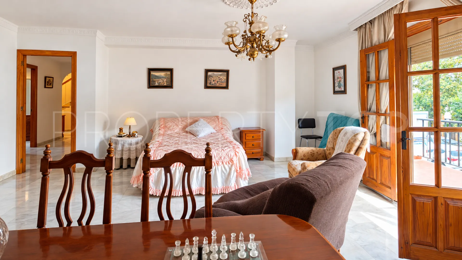 Se vende pareado de 5 dormitorios en Estepona