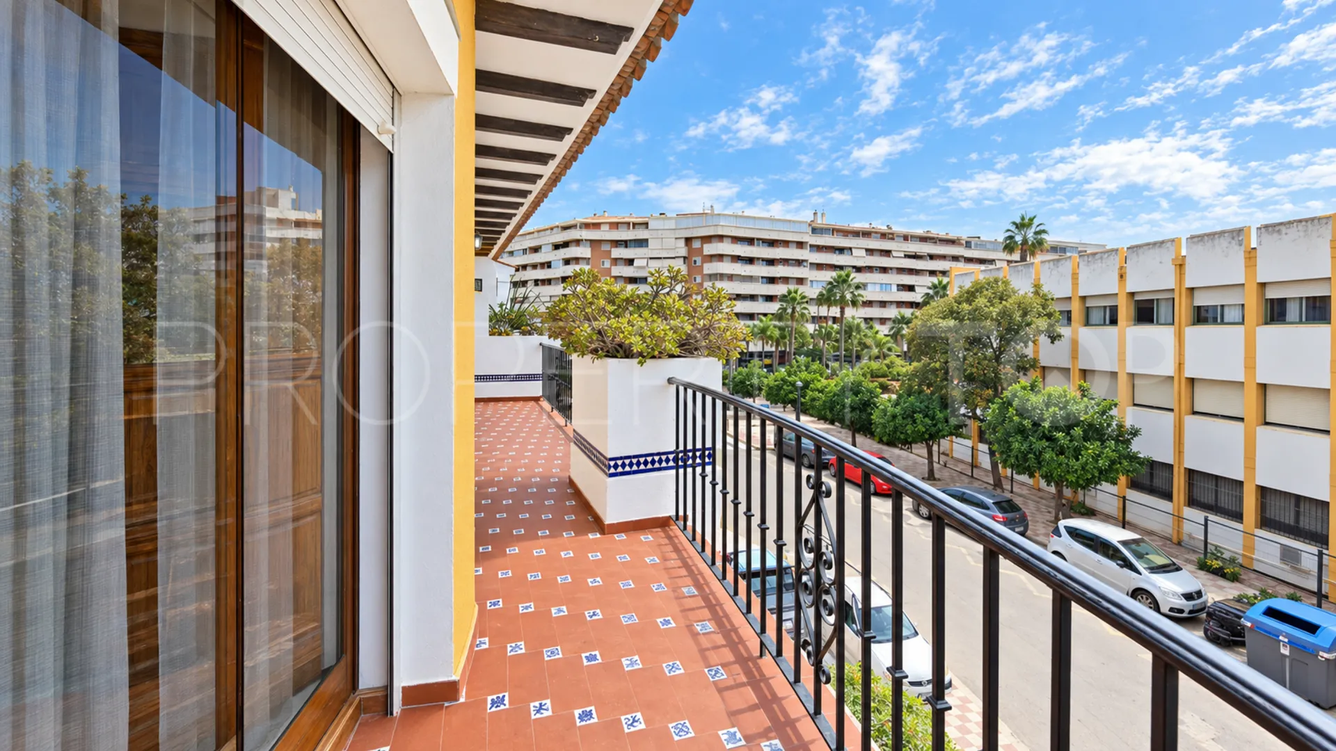 Se vende pareado de 5 dormitorios en Estepona