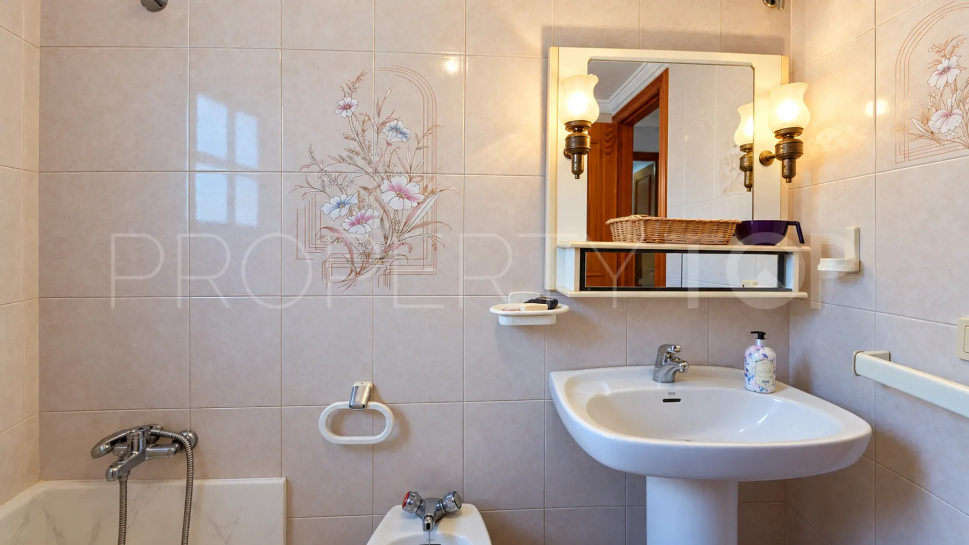 Se vende pareado de 5 dormitorios en Estepona