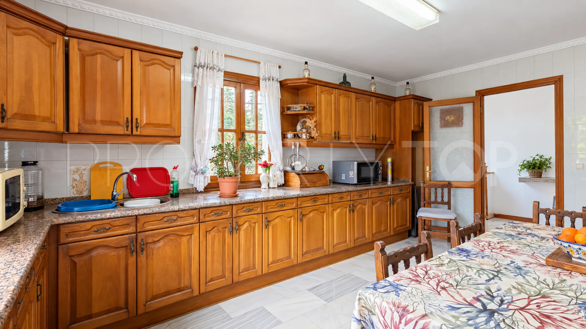 Se vende pareado de 5 dormitorios en Estepona