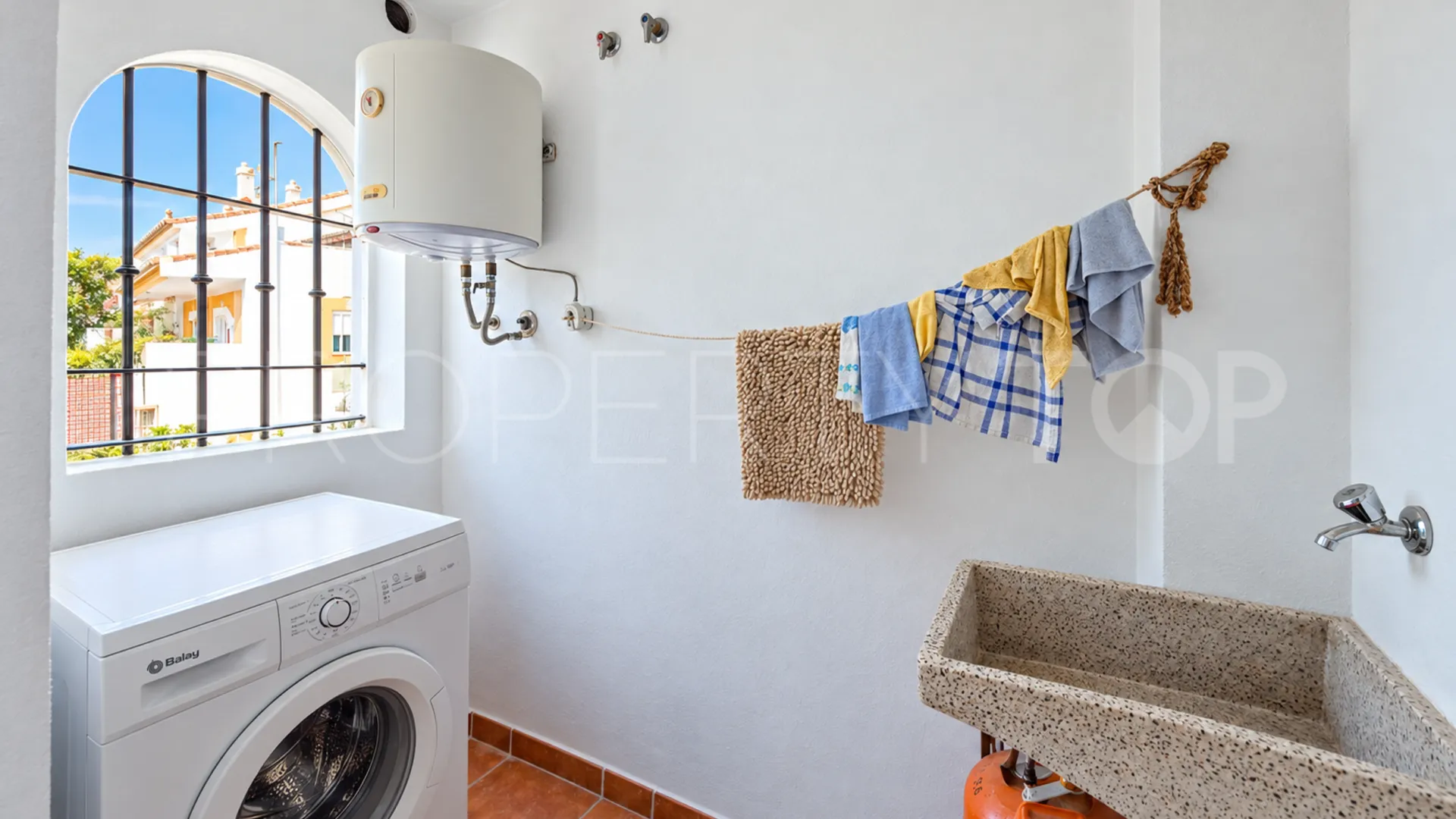 Se vende pareado de 5 dormitorios en Estepona