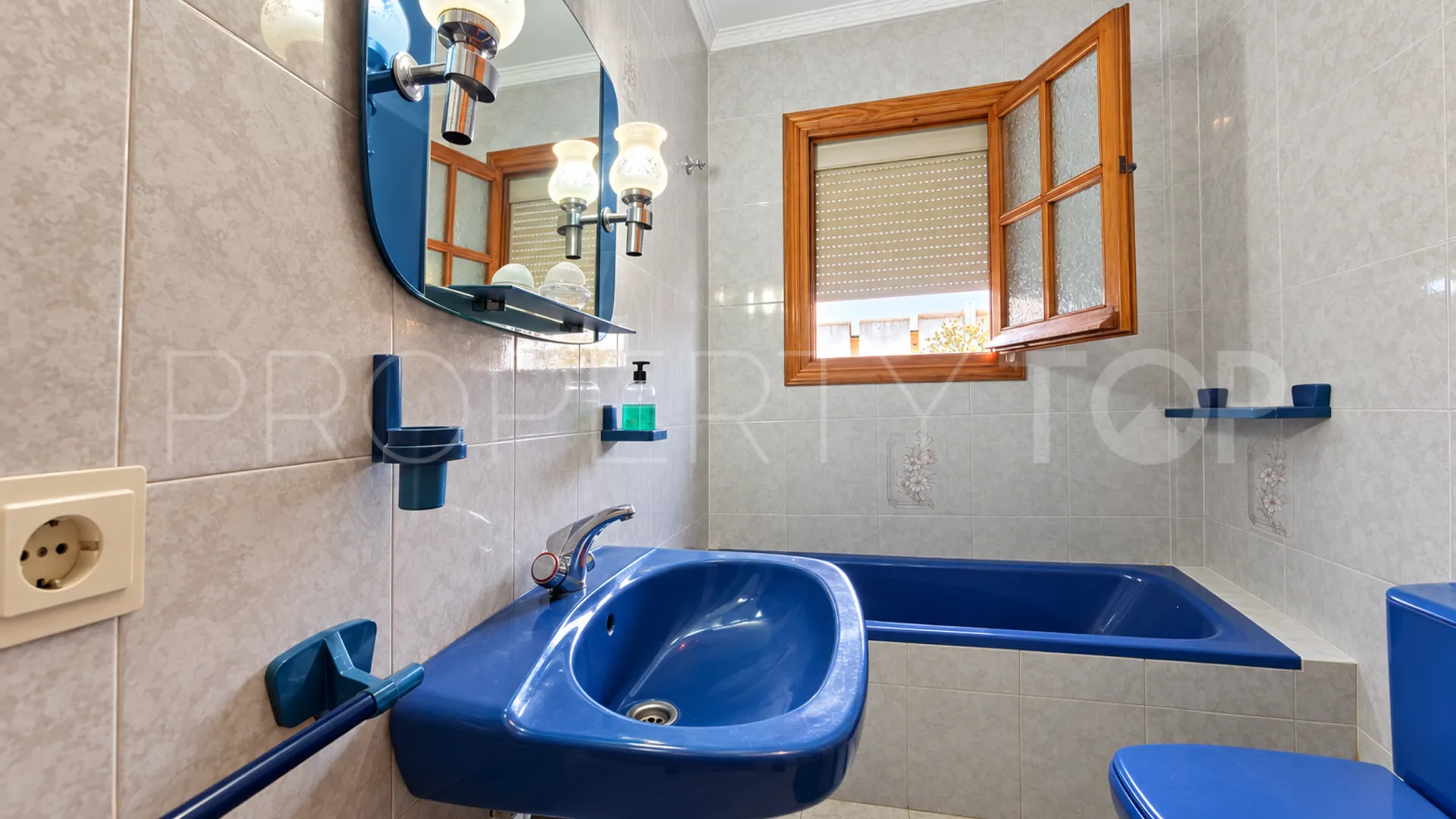 Se vende pareado de 5 dormitorios en Estepona