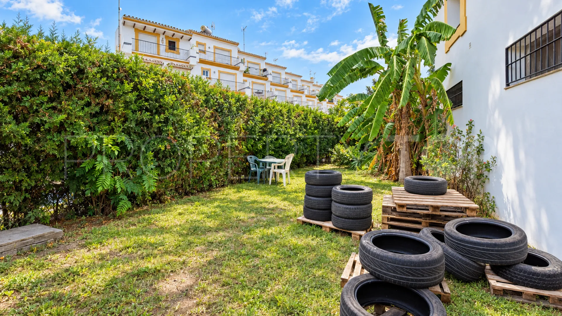 Se vende pareado de 5 dormitorios en Estepona