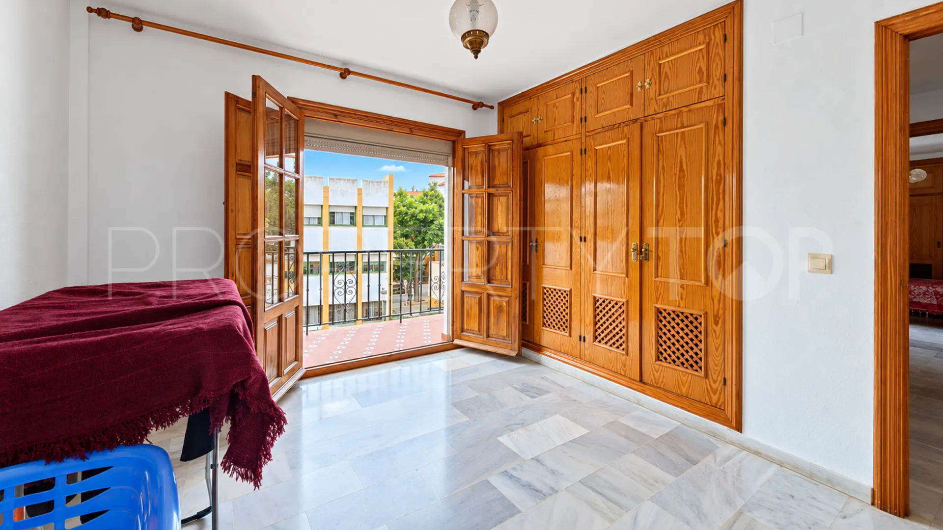 Se vende pareado de 5 dormitorios en Estepona