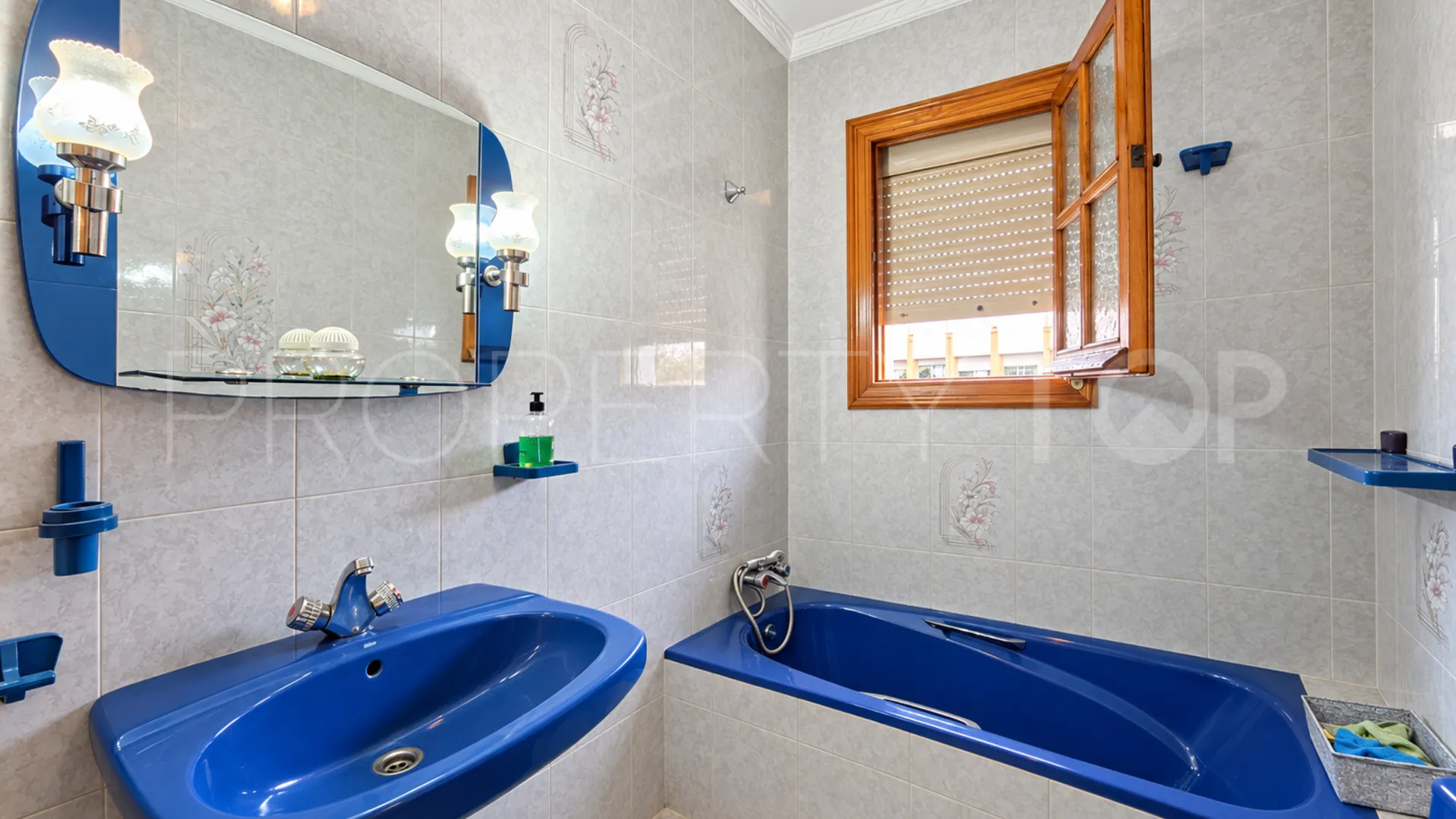 Se vende pareado de 5 dormitorios en Estepona
