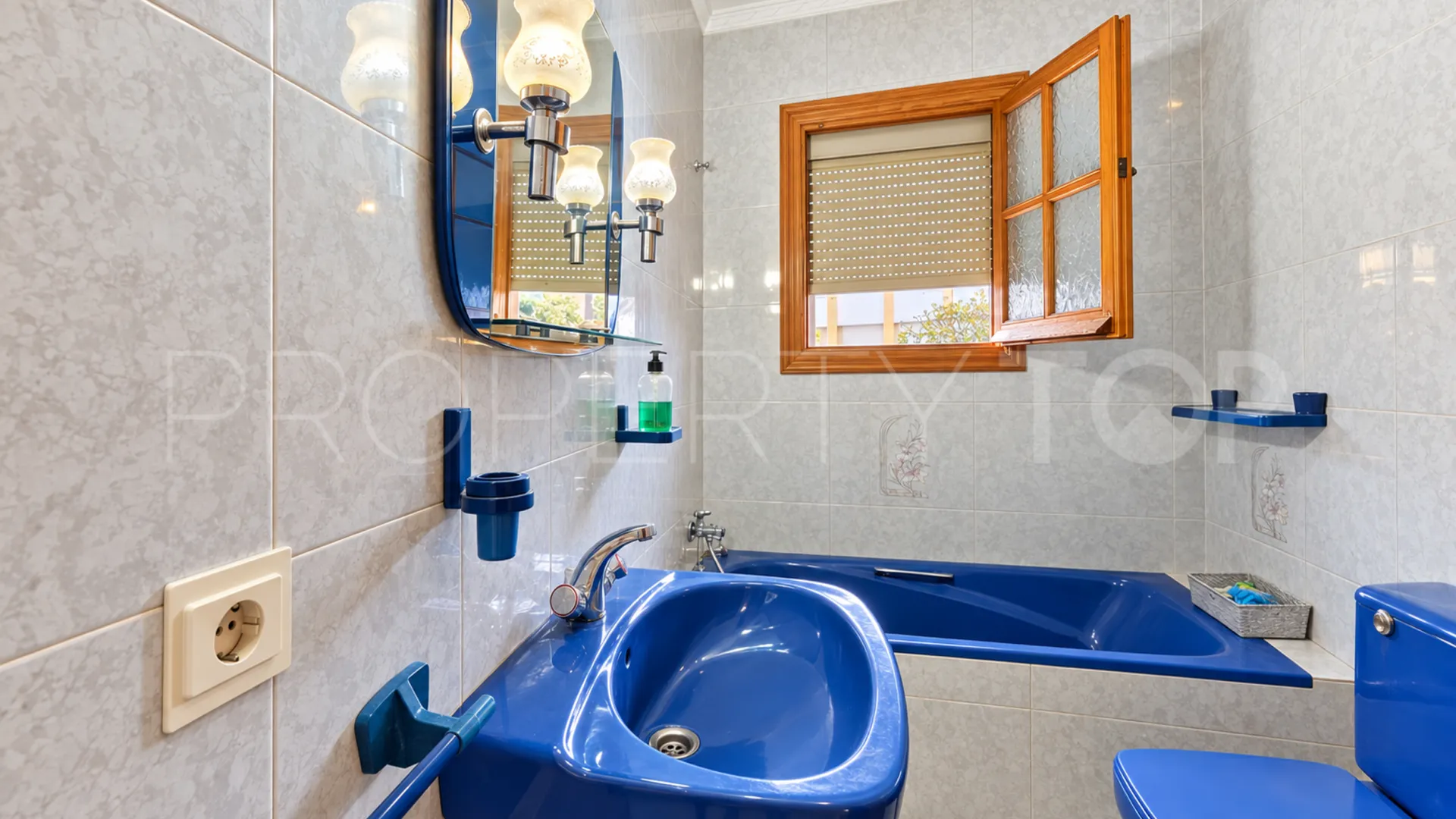 Se vende pareado de 5 dormitorios en Estepona