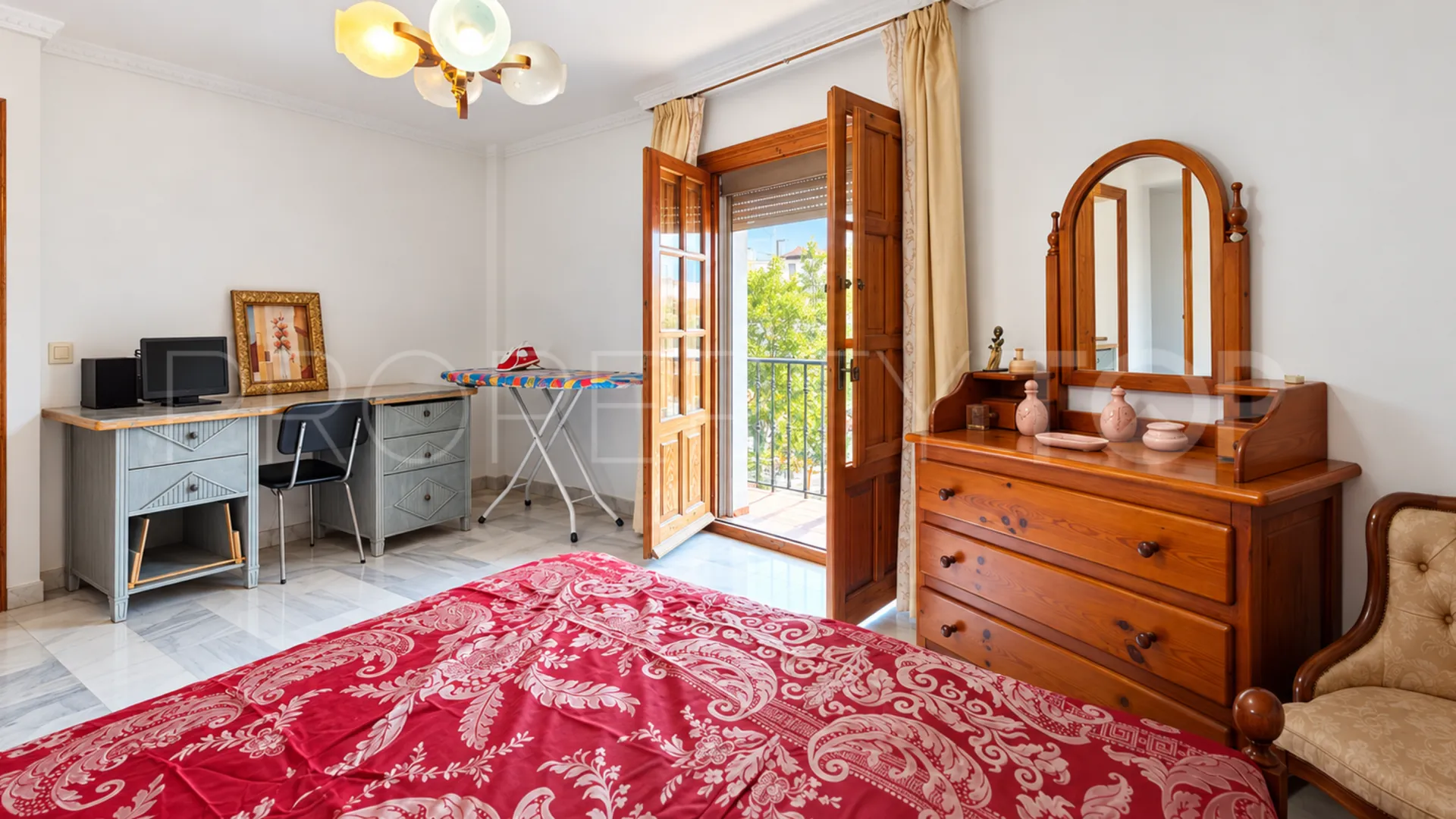 Se vende pareado de 5 dormitorios en Estepona