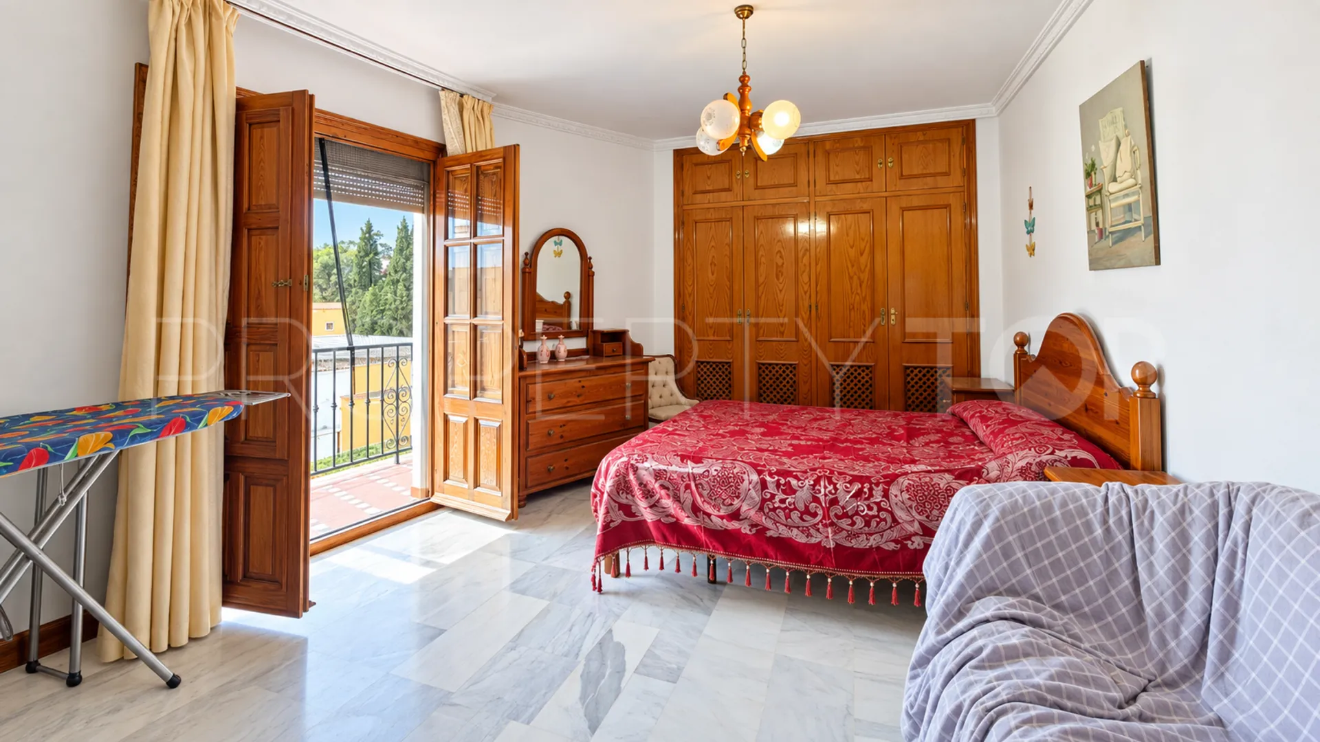Se vende pareado de 5 dormitorios en Estepona