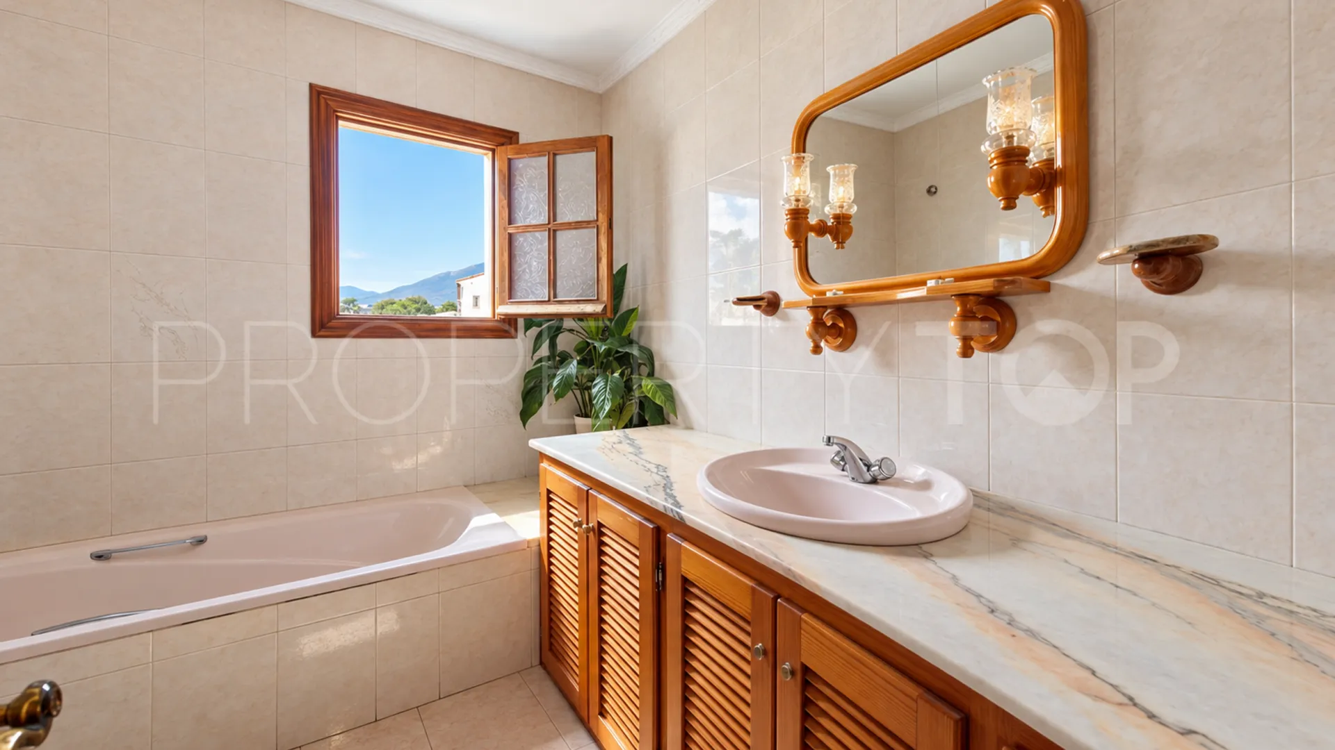 Se vende pareado de 5 dormitorios en Estepona