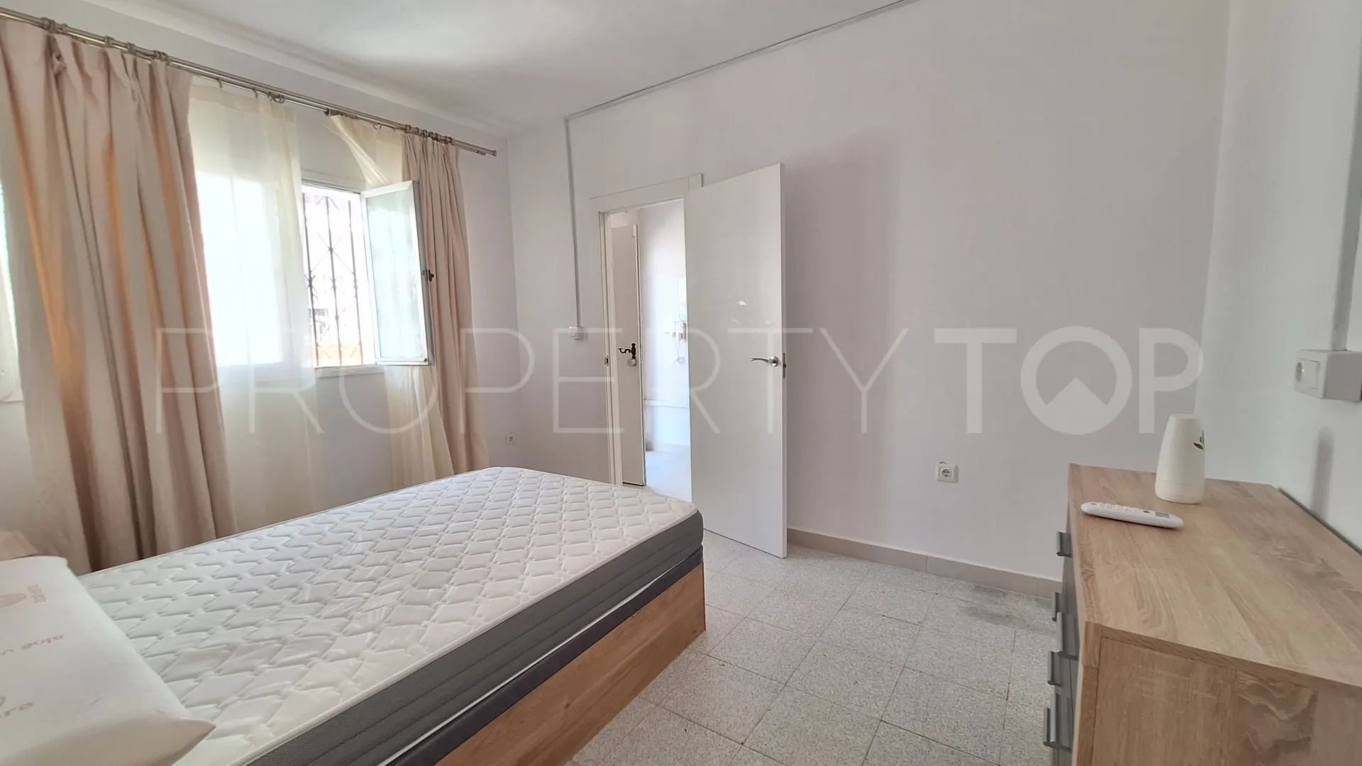 Buy house with 4 bedrooms in San Enrique de Guadiaro