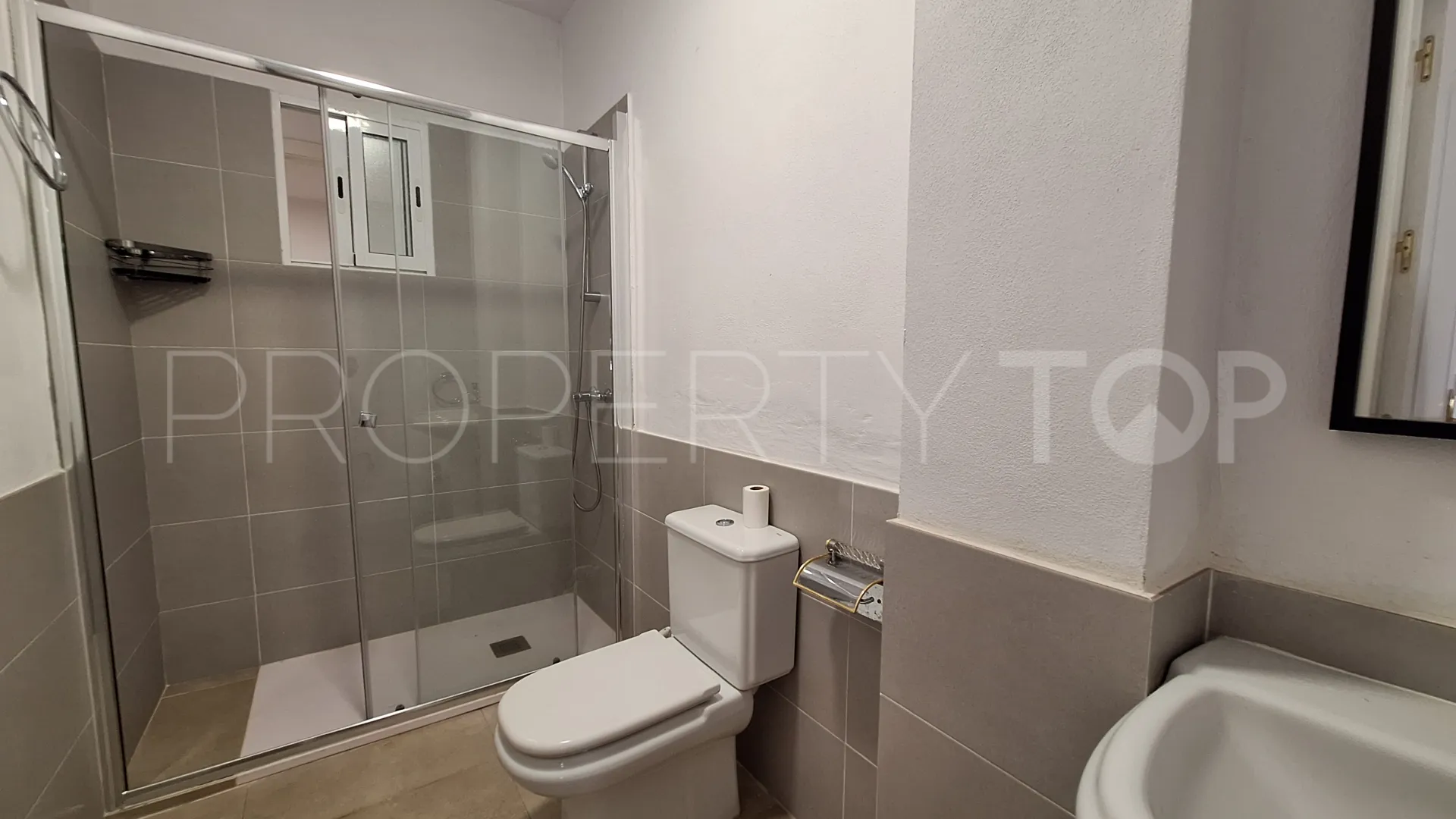 Buy house with 4 bedrooms in San Enrique de Guadiaro