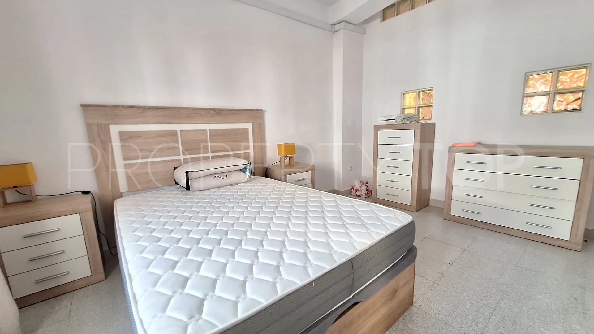 Buy house with 4 bedrooms in San Enrique de Guadiaro