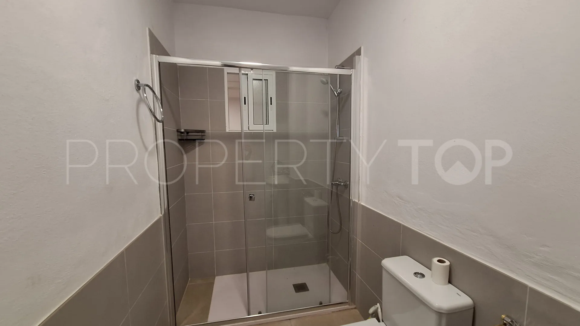 Buy house with 4 bedrooms in San Enrique de Guadiaro