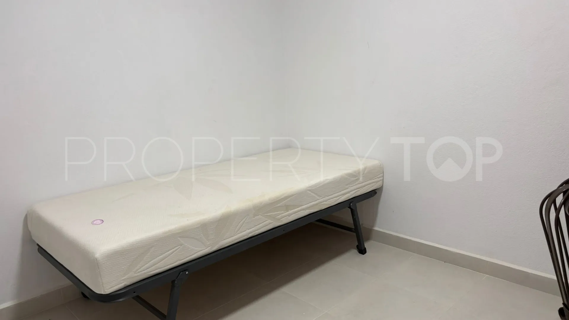 Buy house with 4 bedrooms in San Enrique de Guadiaro