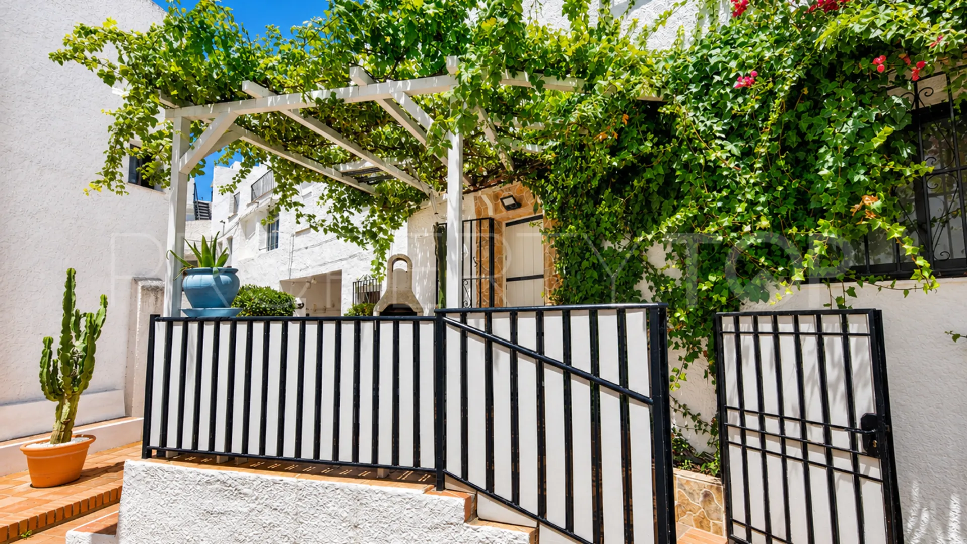 For sale 2 bedrooms apartment in La Duquesa