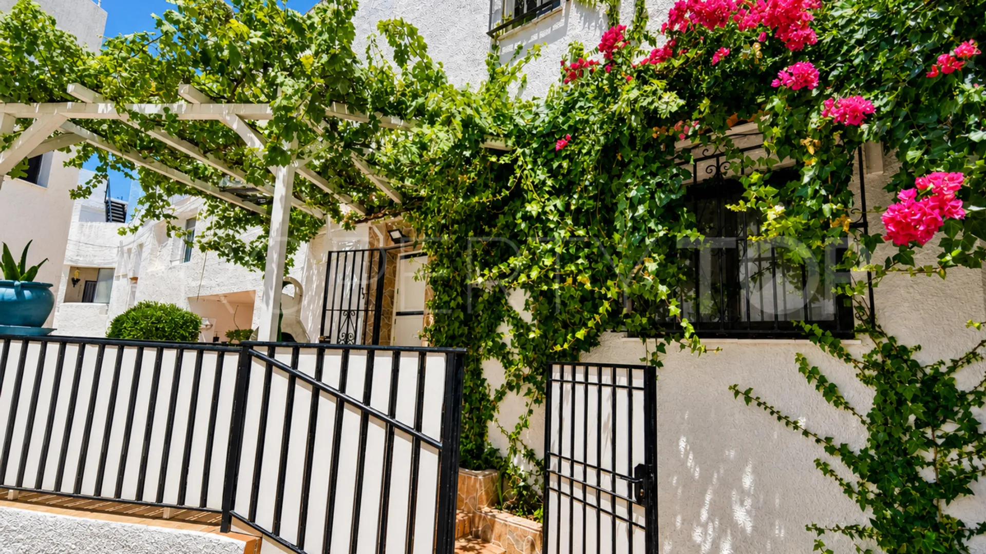 For sale 2 bedrooms apartment in La Duquesa