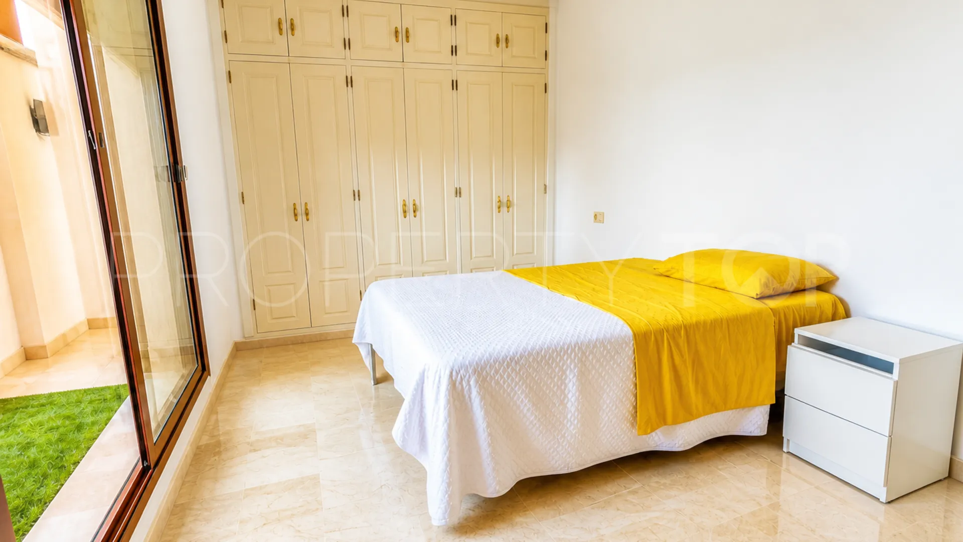 For sale 2 bedrooms apartment in La Duquesa